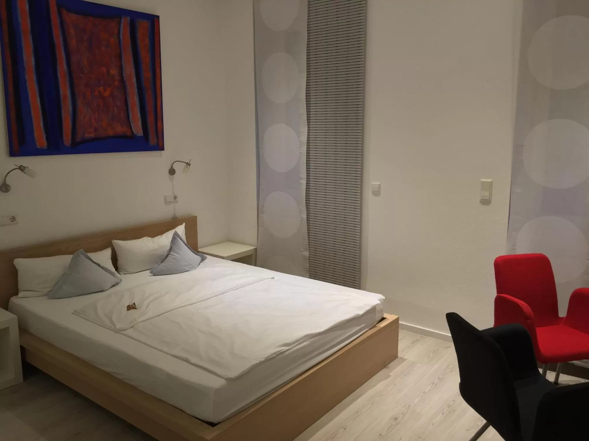 Photo of the whole room, Bed in Hotel Barbarossa Karlsruhe Stadtmitte