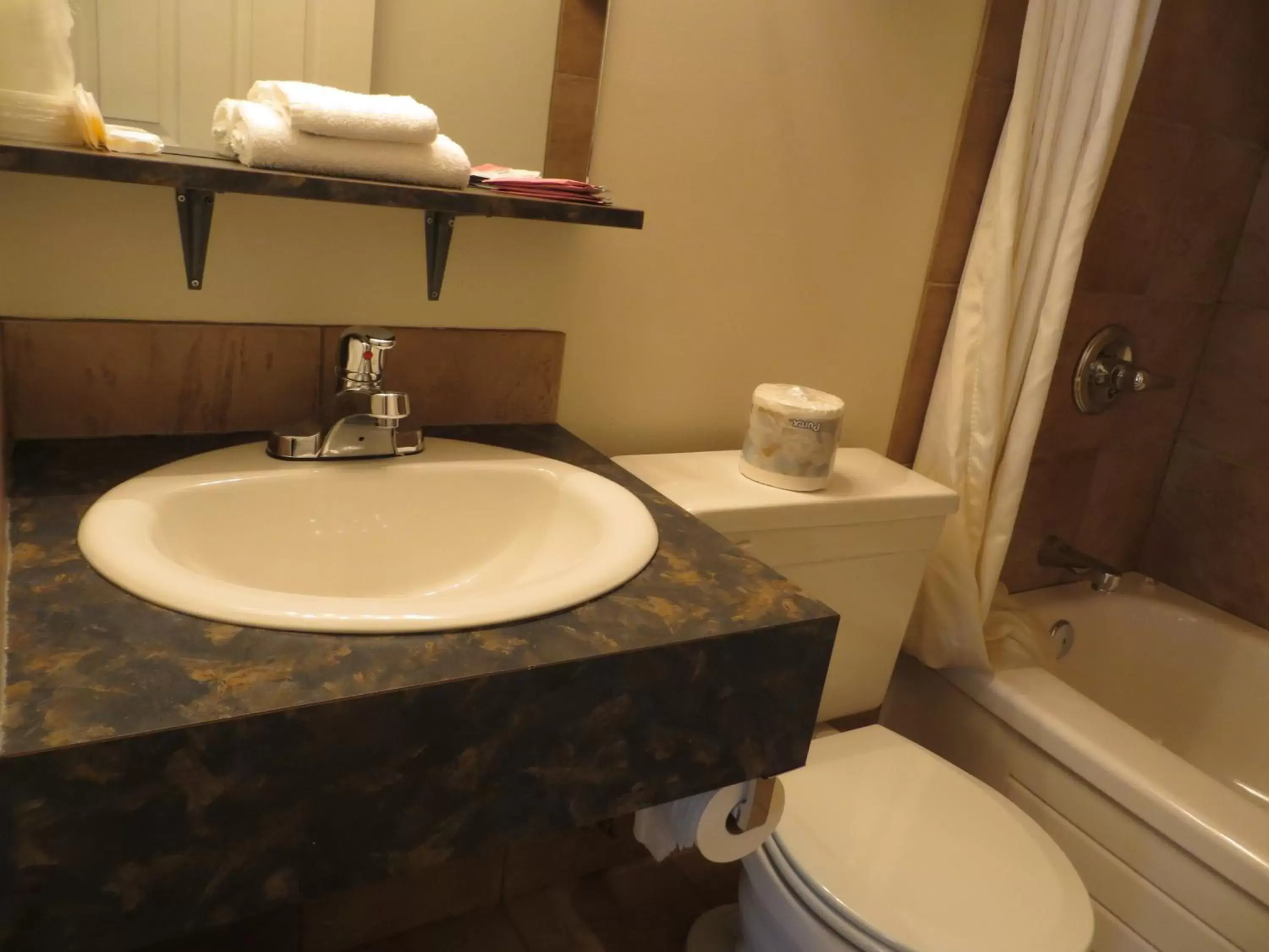 Queen Room with Two Queen Beds - Non-Smoking in Eastglen Inn Queen Room with Two Queen Beds - Non-Smoking in Eastglen Inn