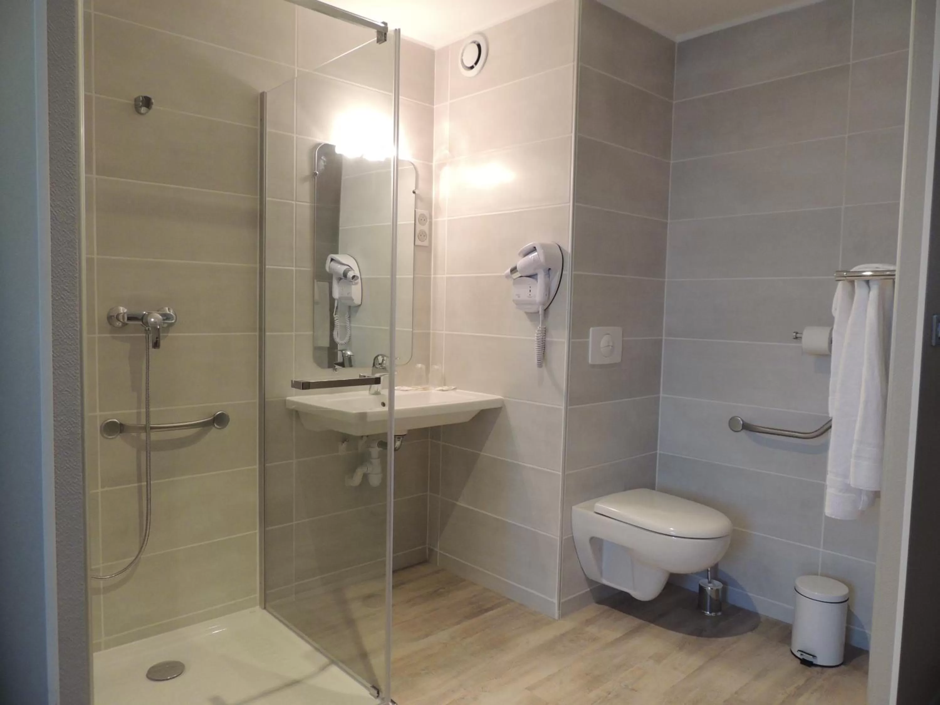 Shower in Cit'Hotel LA PYRAMIDE