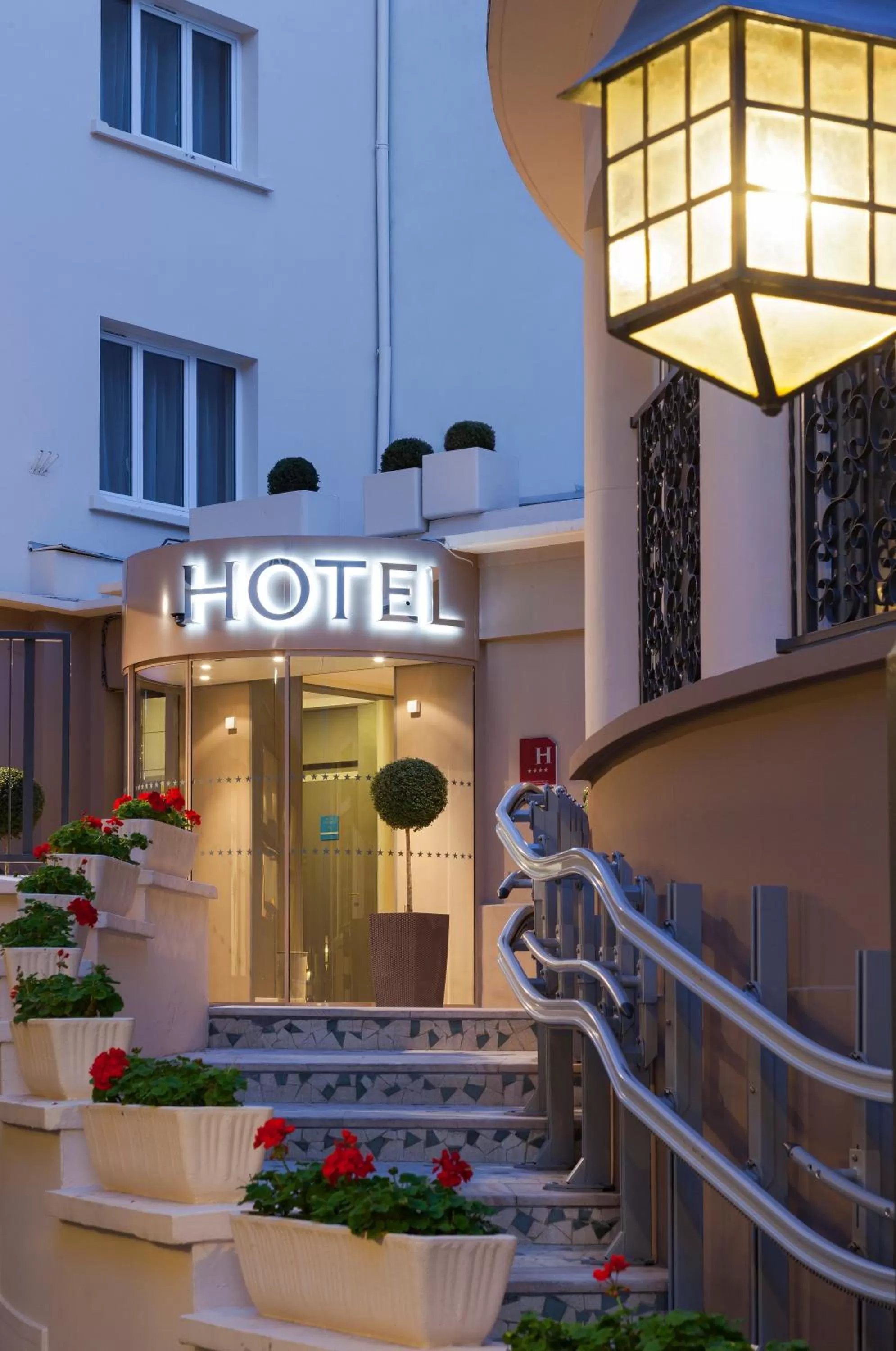 Facade/entrance in Timhotel Opéra Blanche Fontaine