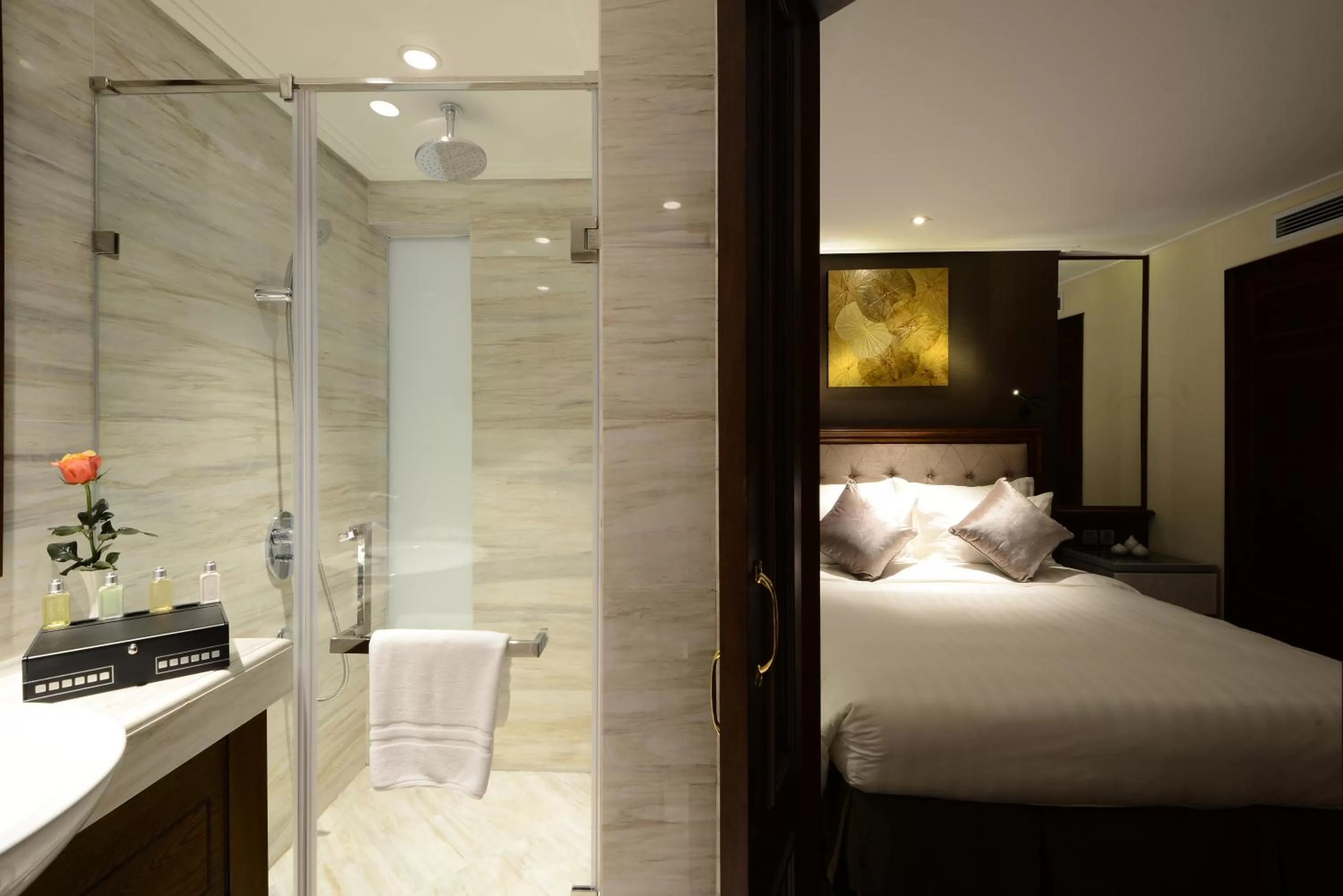 Toilet, Bed in The Chi Boutique Hotel
