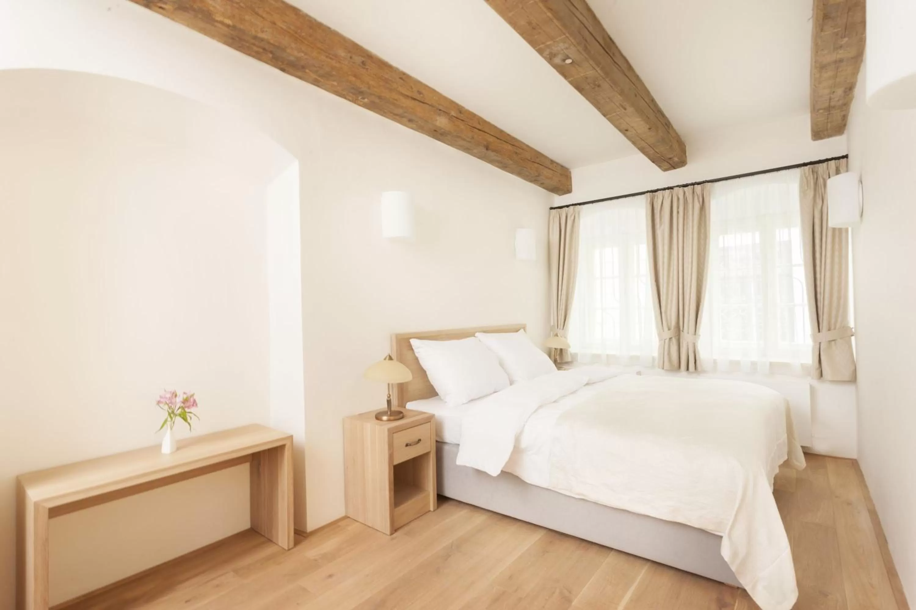 Bedroom, Bed in Hotel At the White Lily