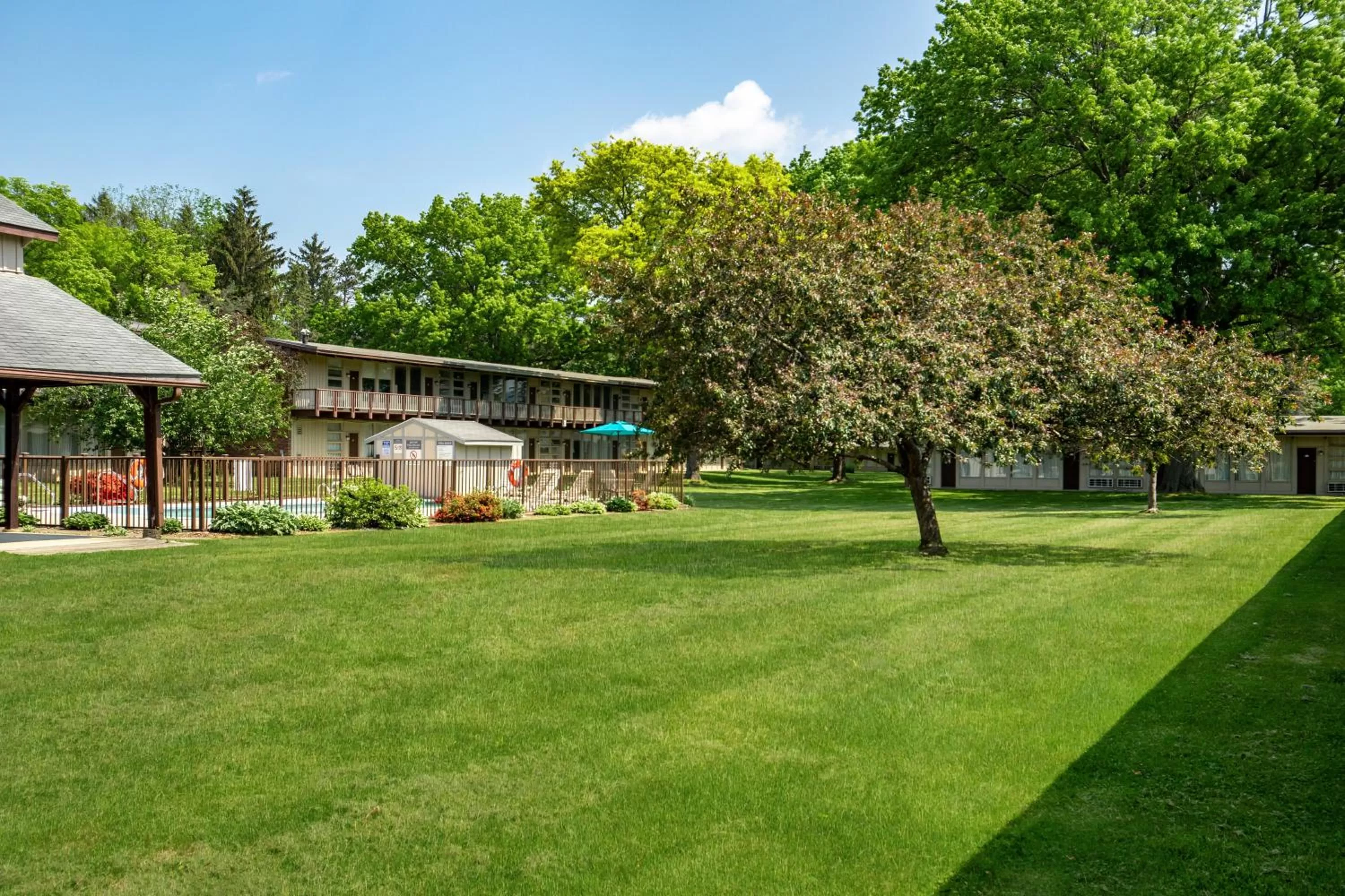 Pool view in Americas Best Value Inn-Painted Post