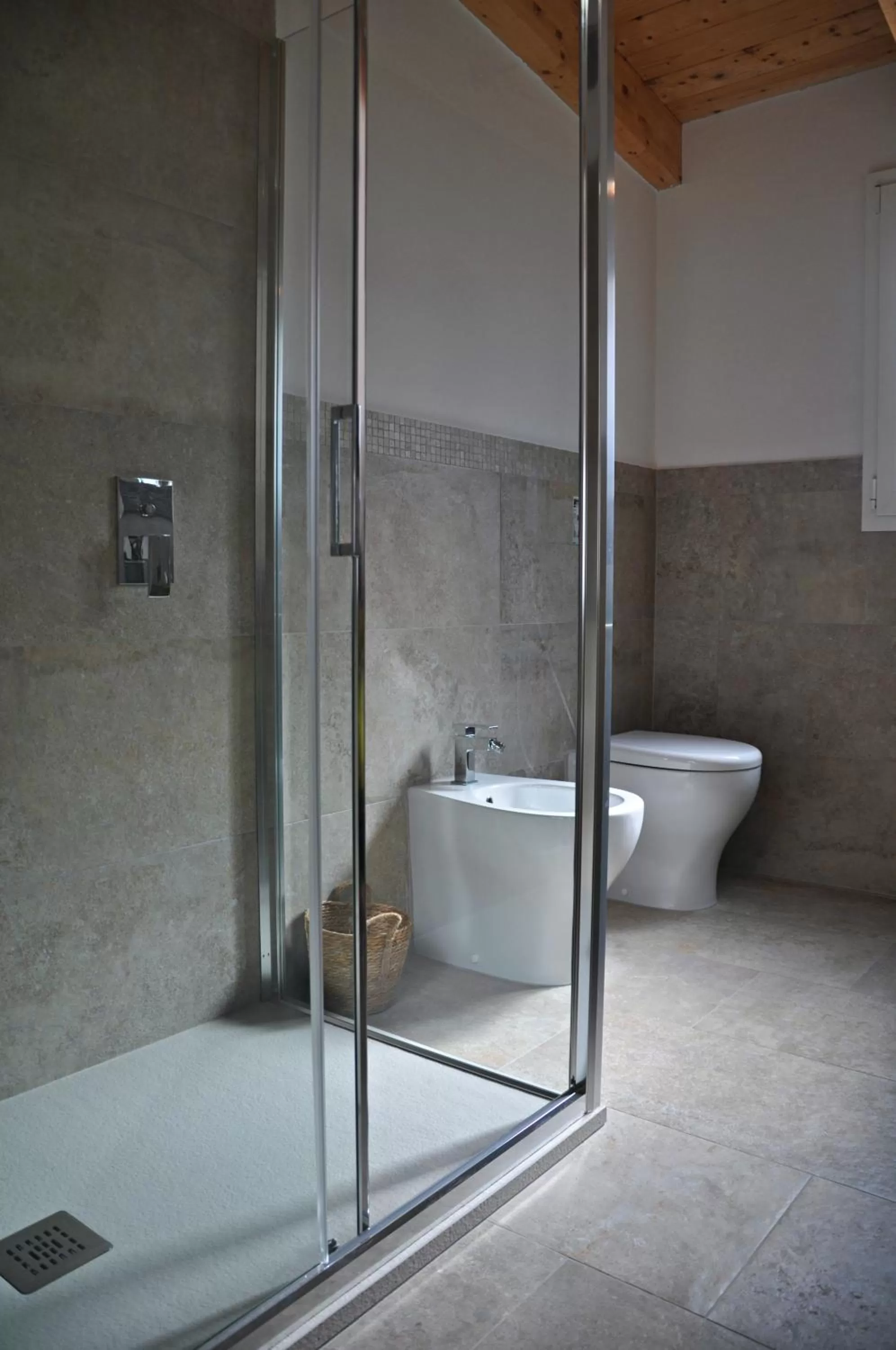 Shower in B&B Les Chambres Rooms & Suite