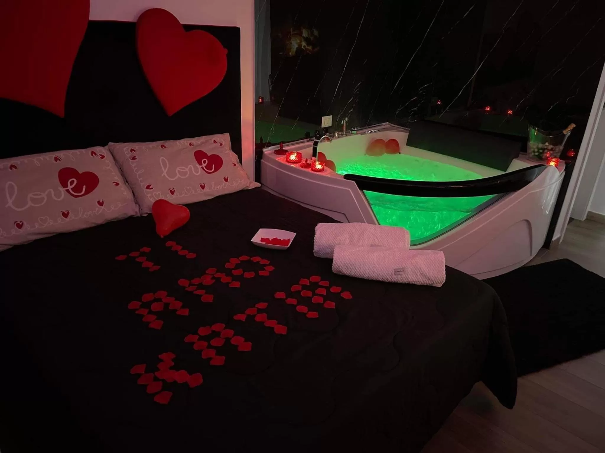 Pool View in Due Cuori Suite con vasca idromassaggi