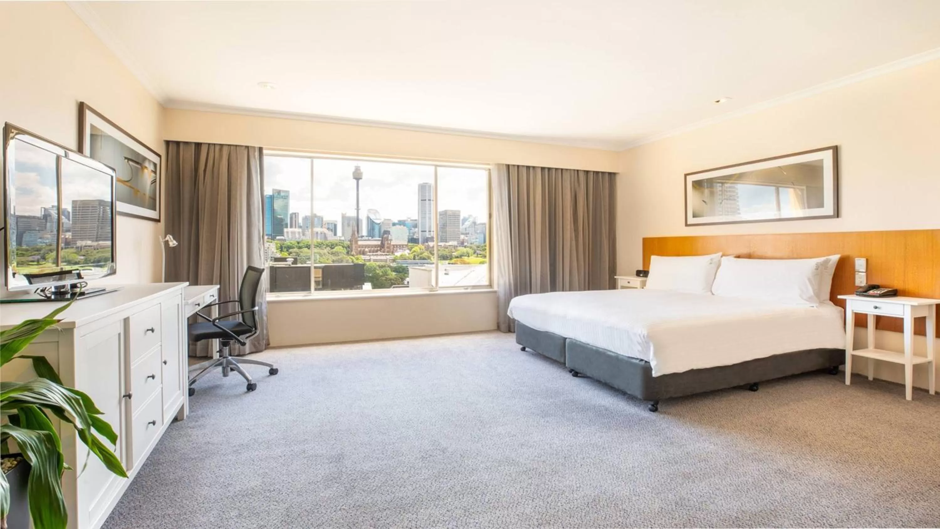 Photo of the whole room, Bed in Holiday Inn Sydney Potts Point