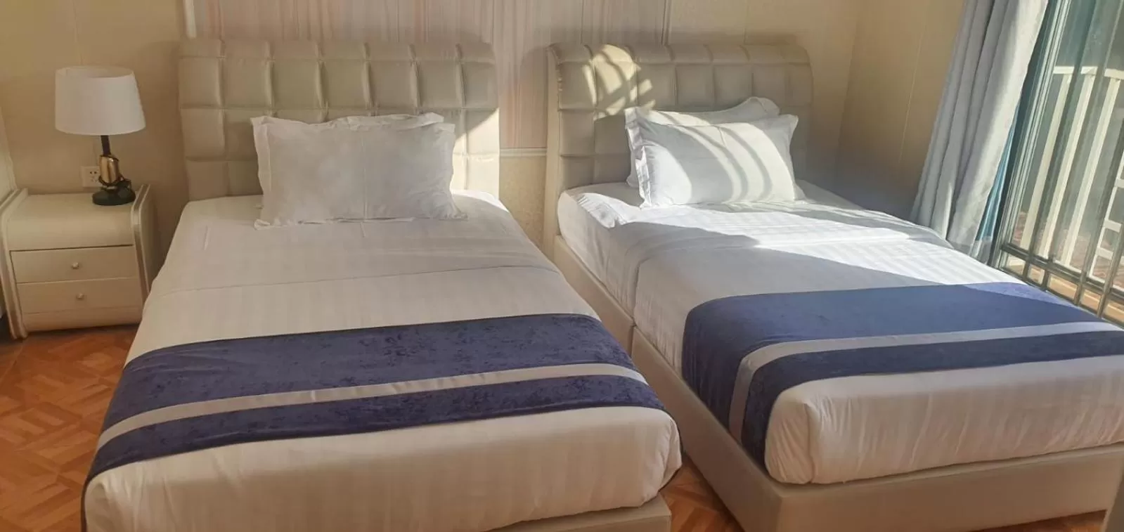 Bedroom, Bed in Riverside Hotel