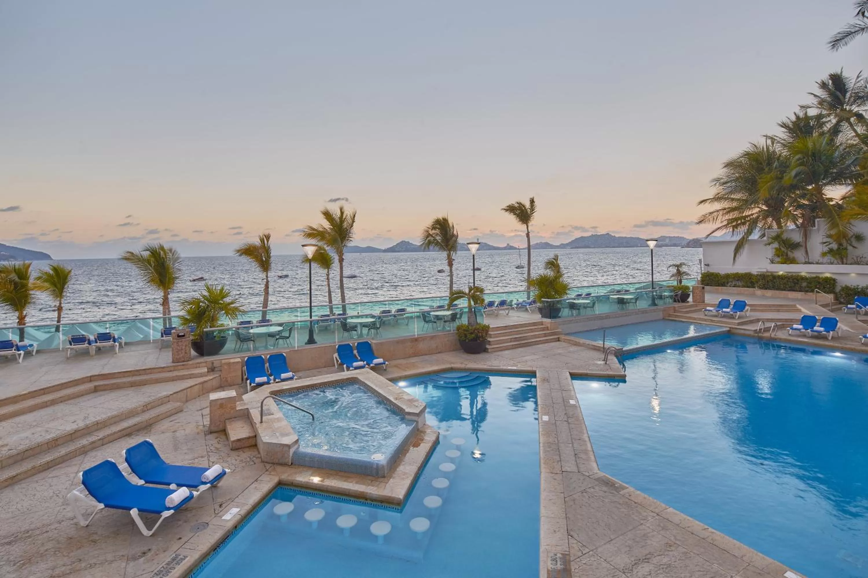 Swimming pool in Copacabana Beach Hotel Acapulco