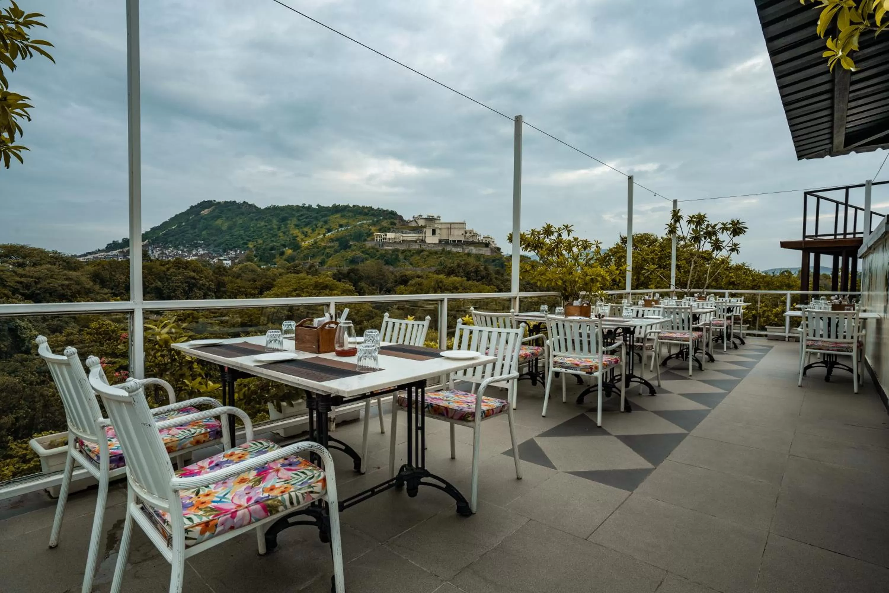 Restaurant/places to eat in Tripli Hotels Shiv Villas