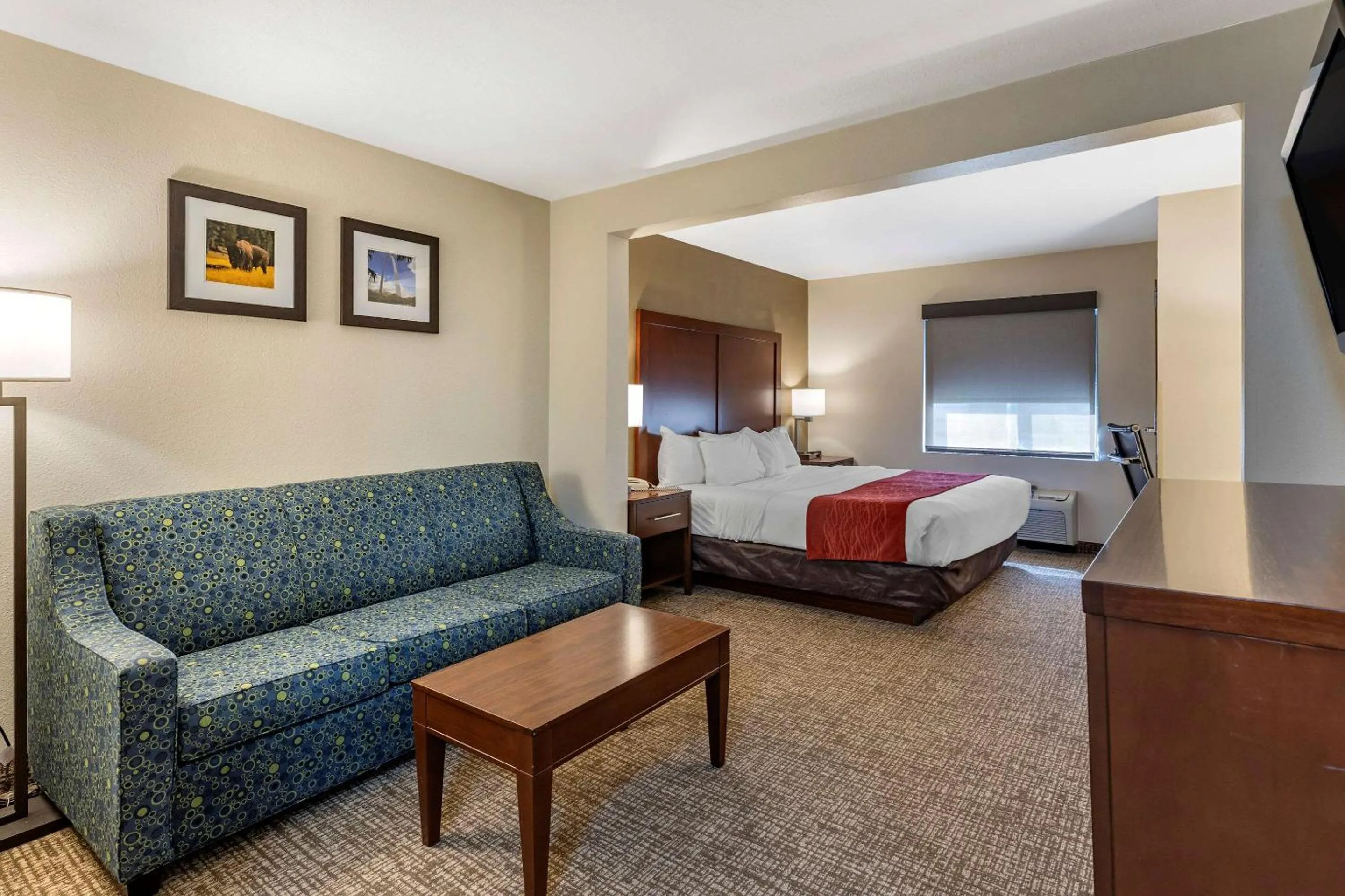 Photo of the whole room, Bed in Comfort Inn & Suites Greenville I-70