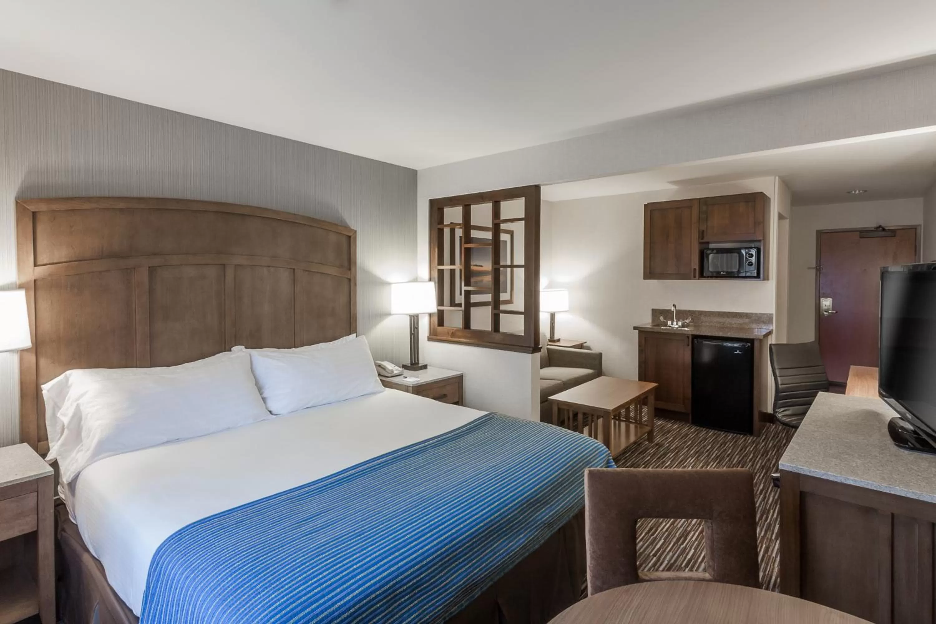Bedroom, Bed in Holiday Inn Express & Suites Carpinteria by IHG