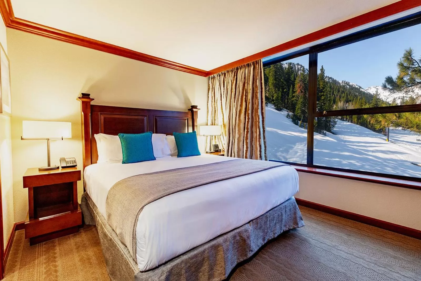 Bed in Everline Resort and Spa, Lake Tahoe