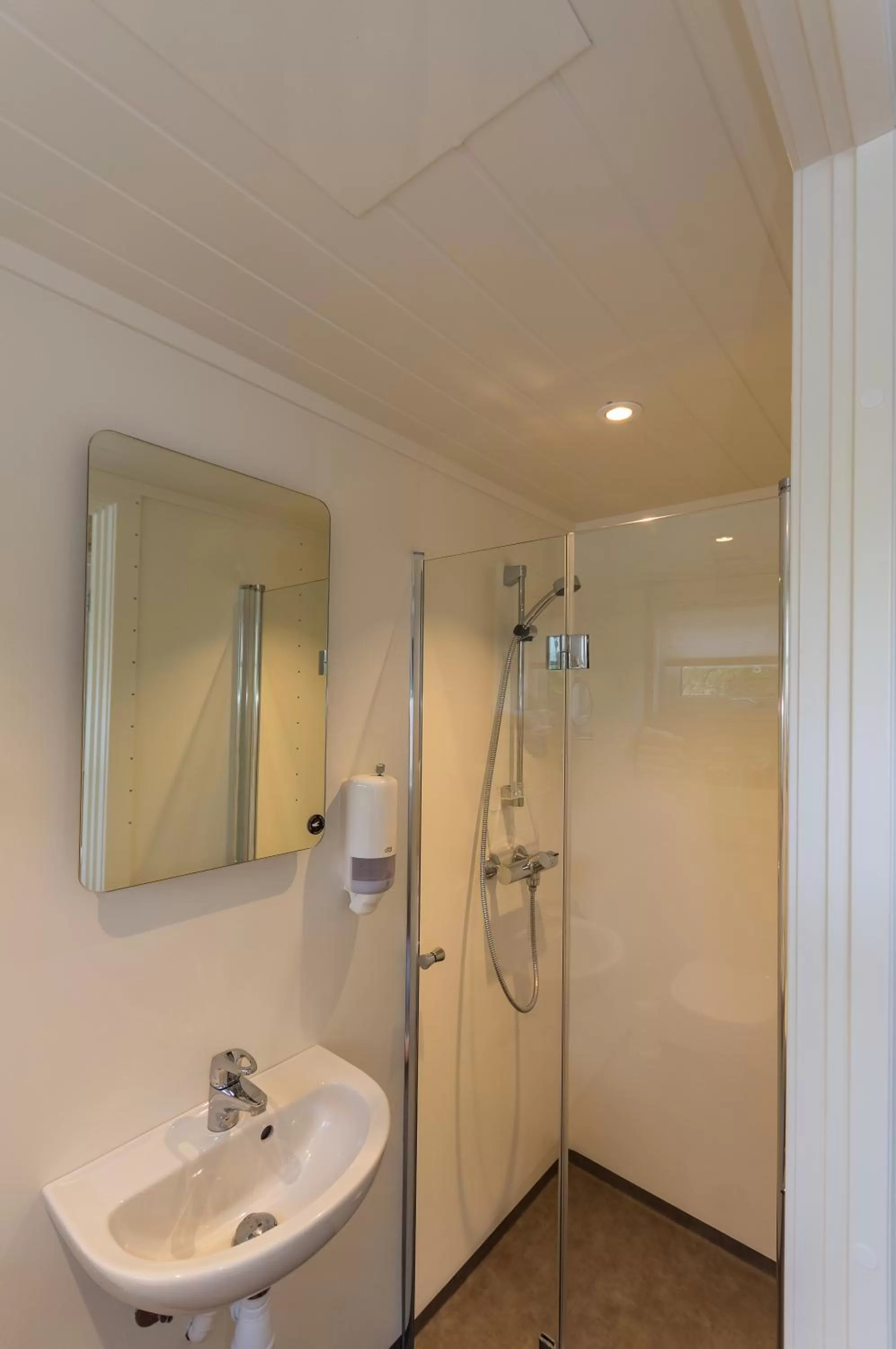 Shower, Bathroom in Krøgeneslåven Microtel