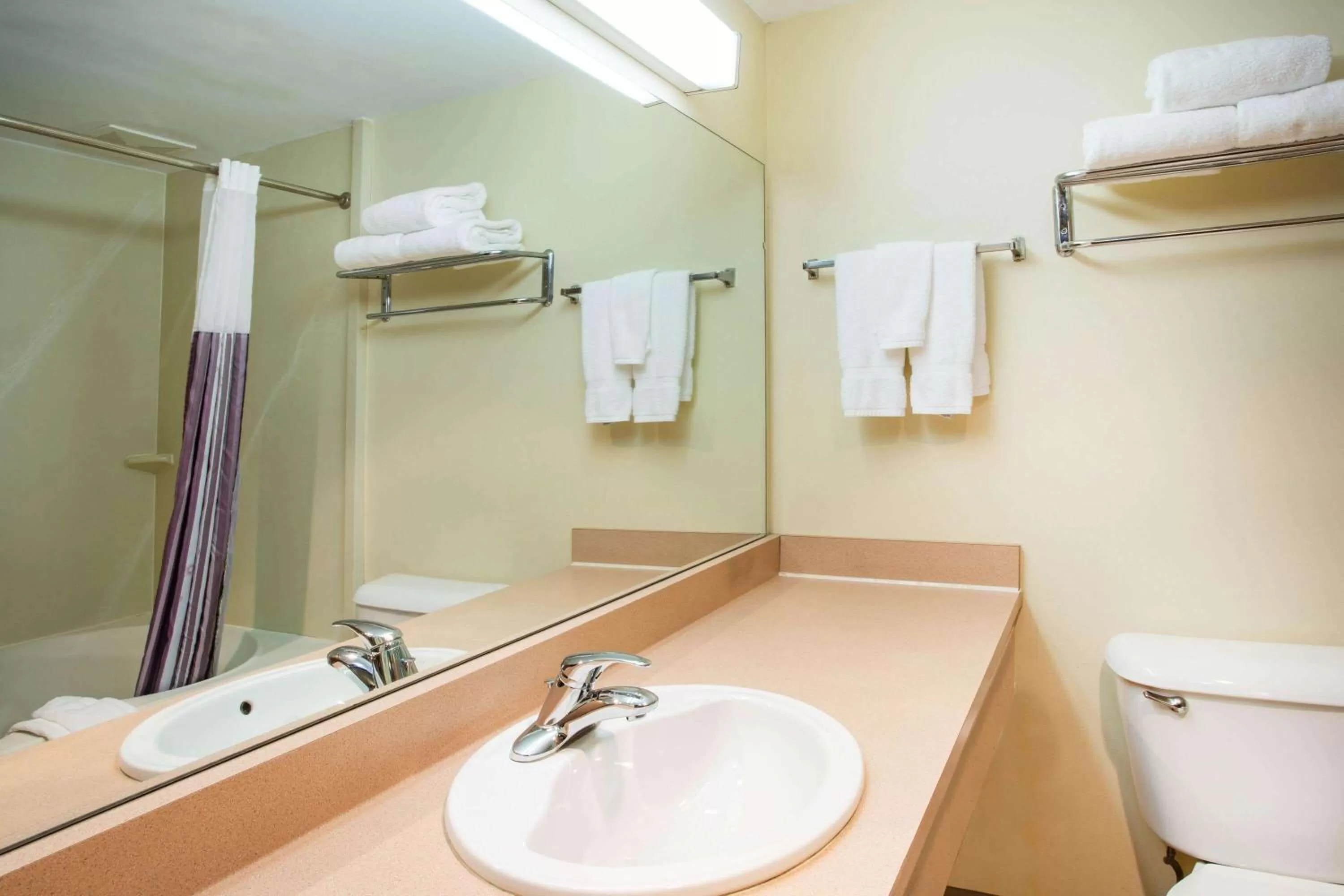 Queen Room with Sofa Bed in Holiday Inn Express St. Albans by IHG