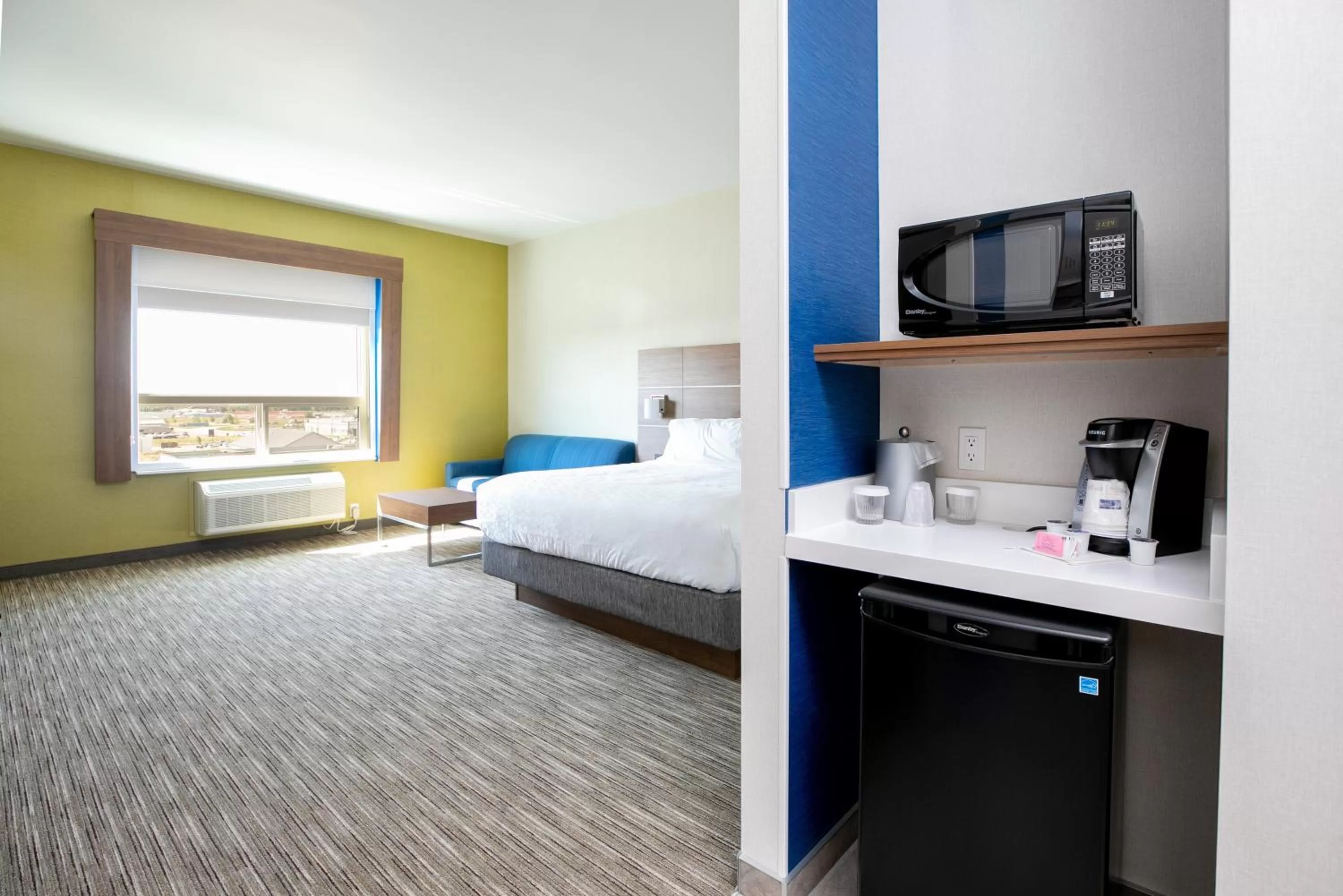 Photo of the whole room, Bed in Holiday Inn Express - Lethbridge Southeast by IHG