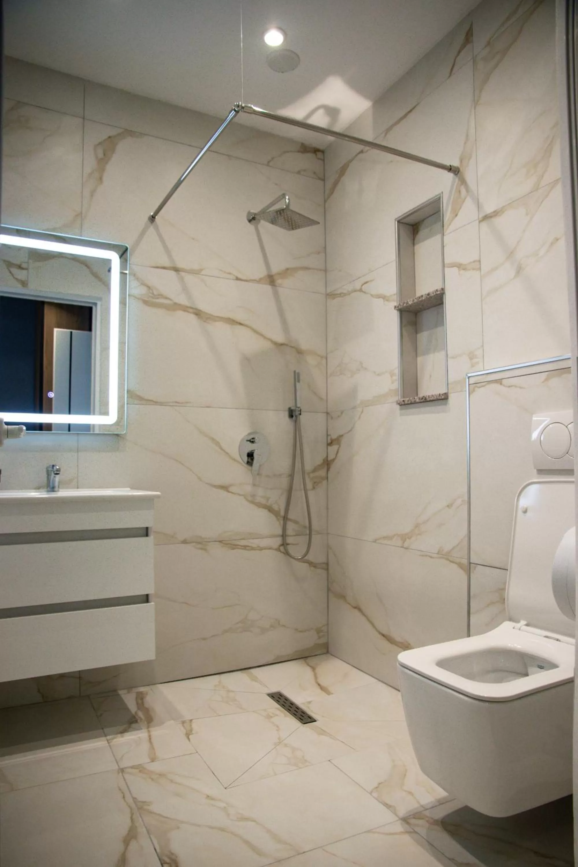 Shower in Hotel Blini