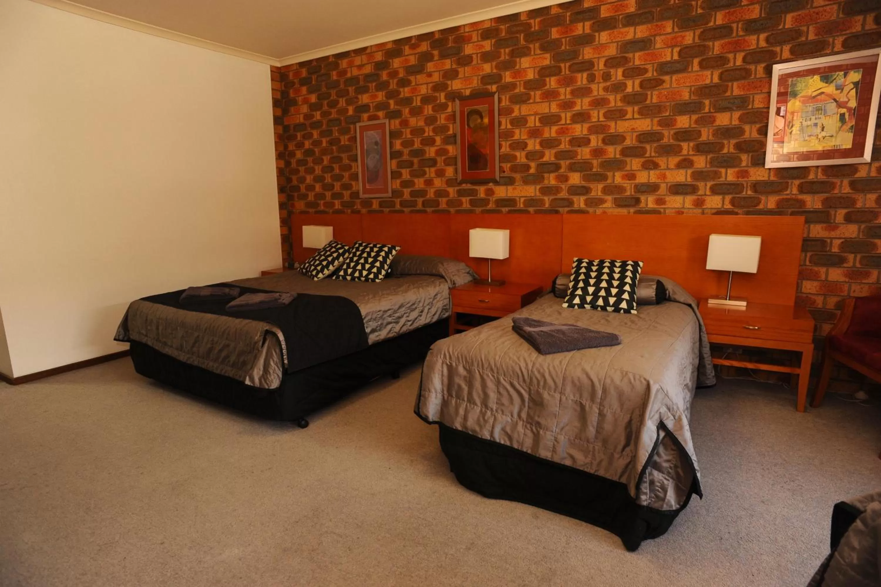 Bedroom, Bed in Horsham Mid City Court Motel