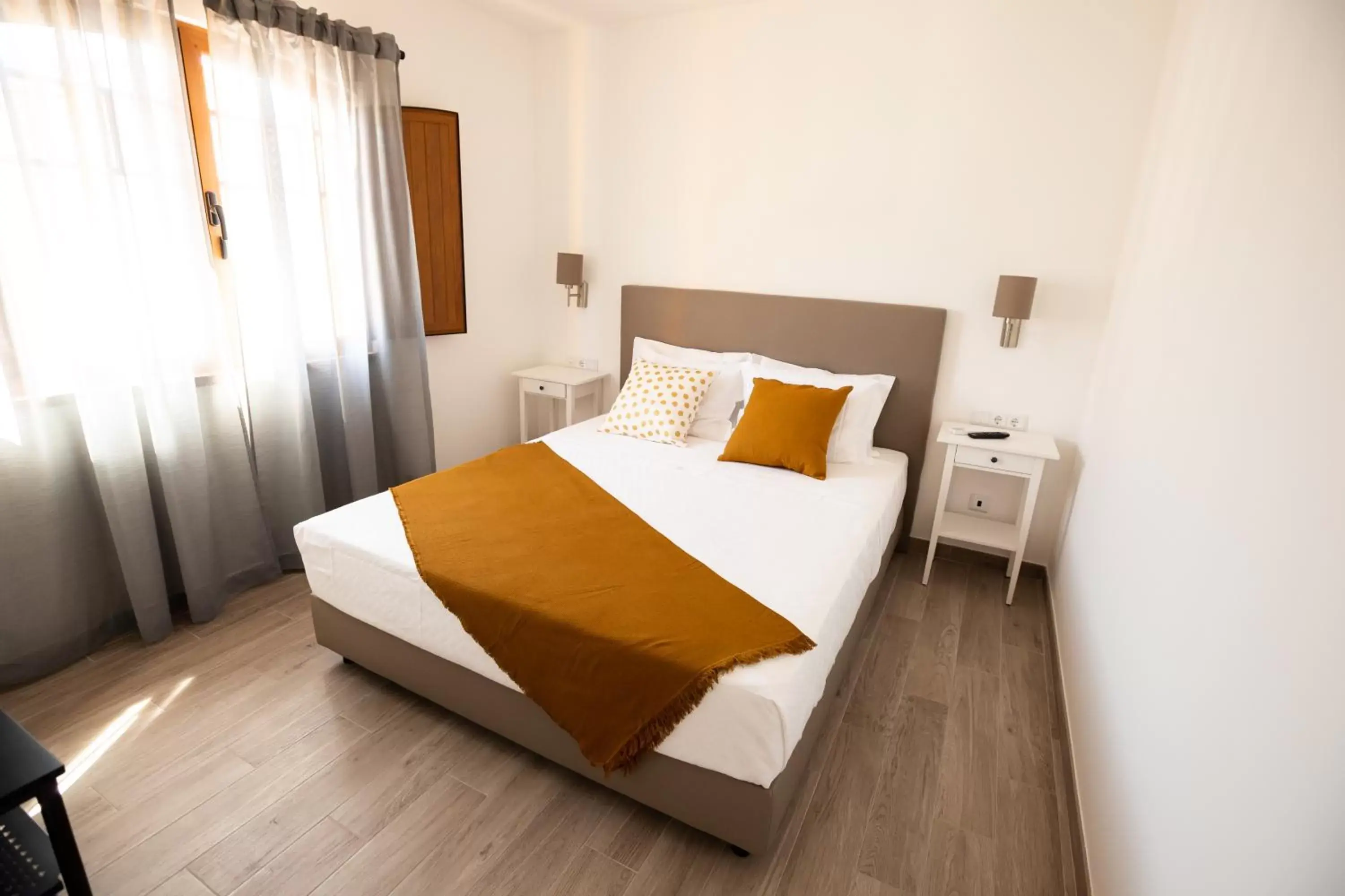 Double Room in Porto D'Abrigo - Alojamento Local Double Room in Porto D'Abrigo - Alojamento Local