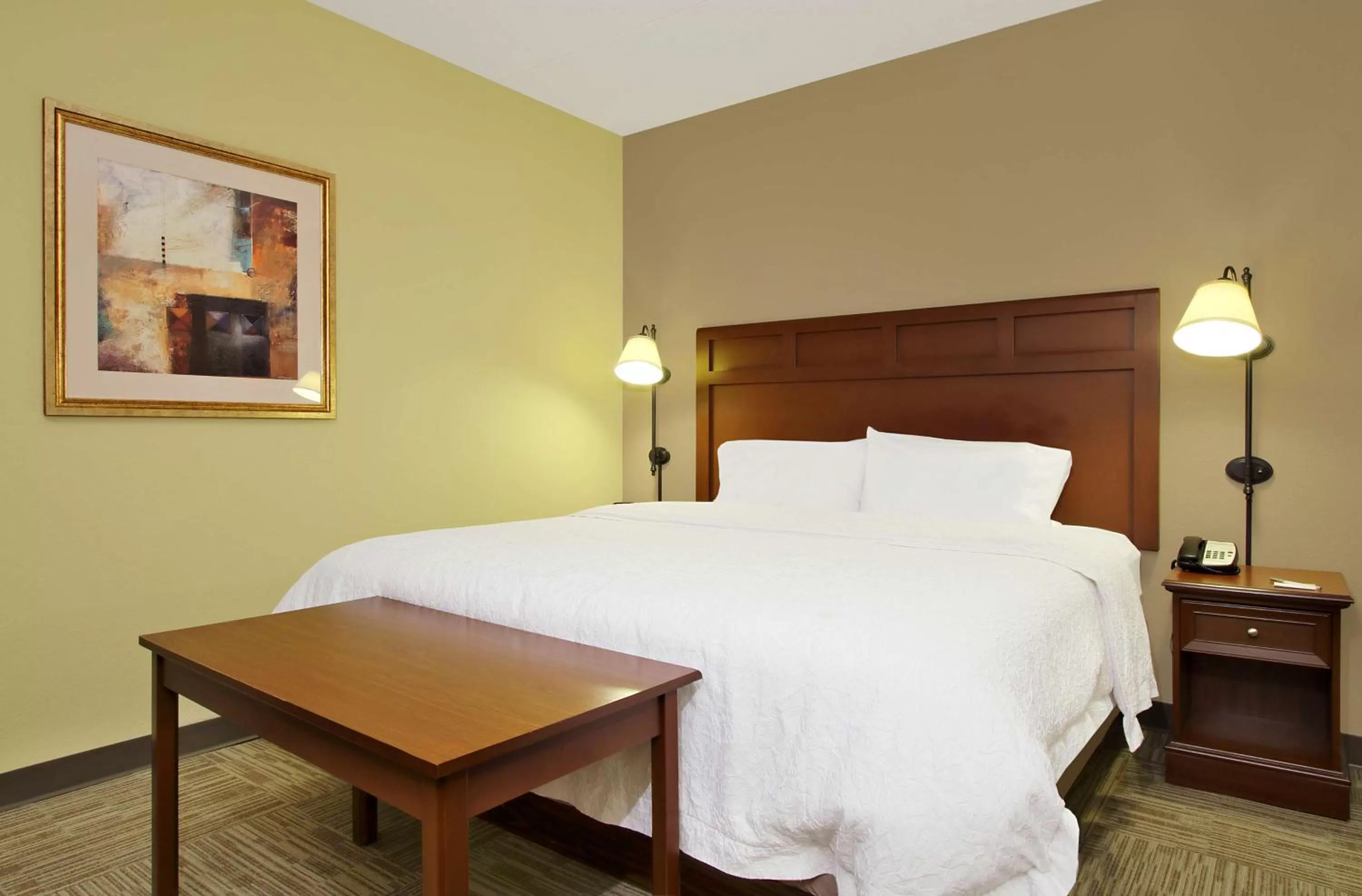 Bed in Hampton Inn & Suites Madisonville
