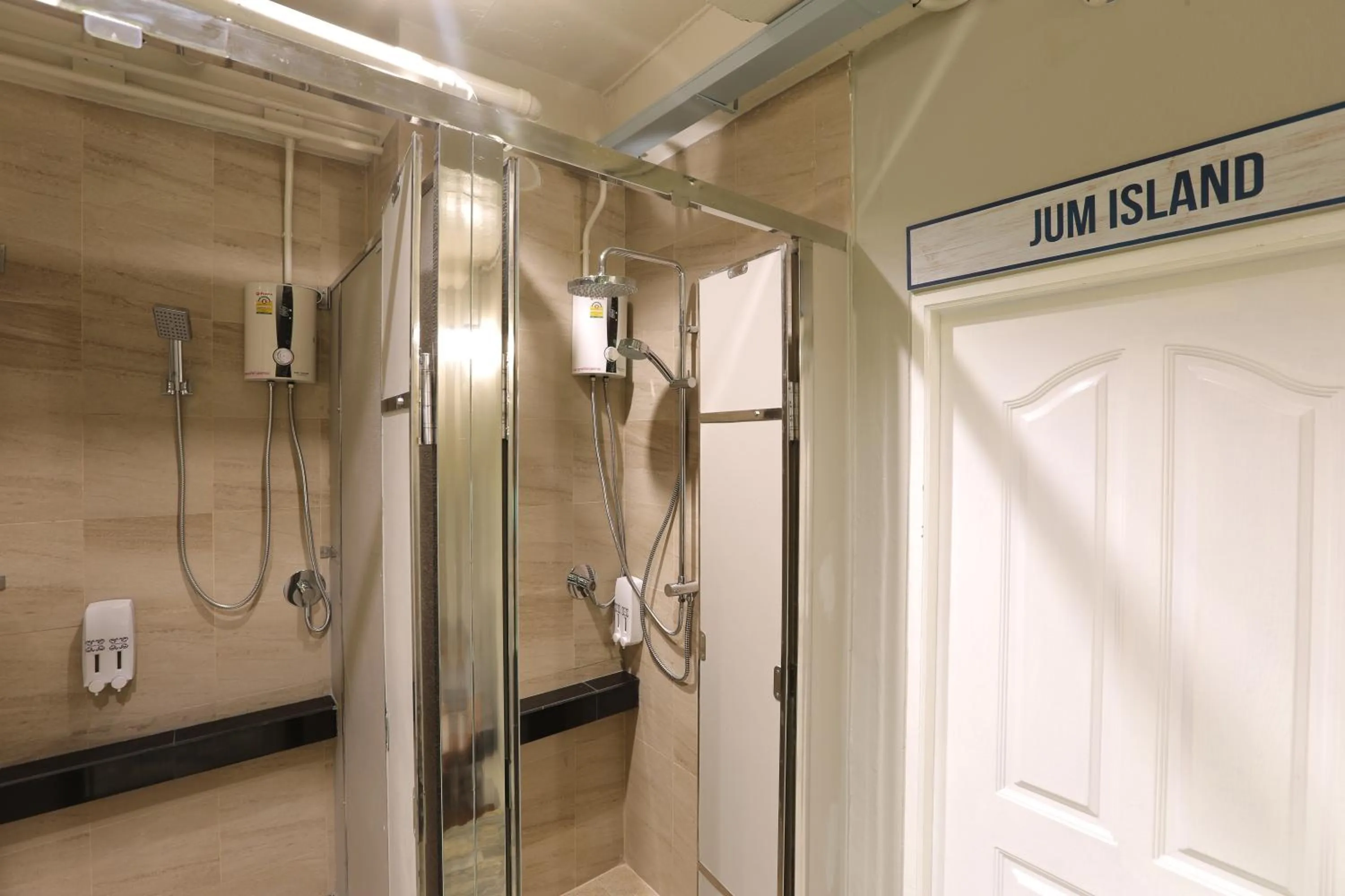 Shower in Pop-In Aonang