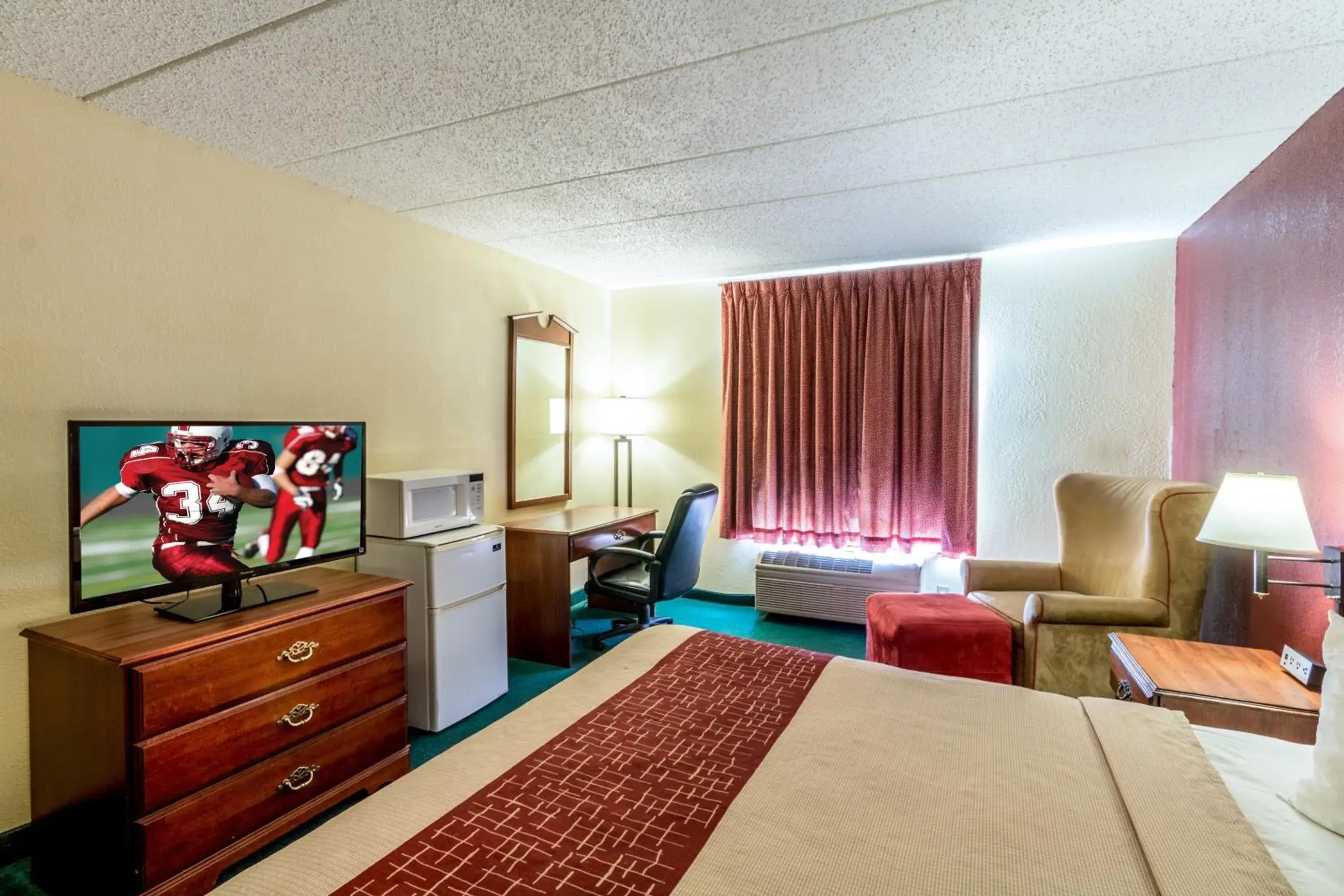 Deluxe King Room Disability Access Non-Smoking in Red Roof Inn Morehead Deluxe King Room Disability Access Non-Smoking in Red Roof Inn Morehead
