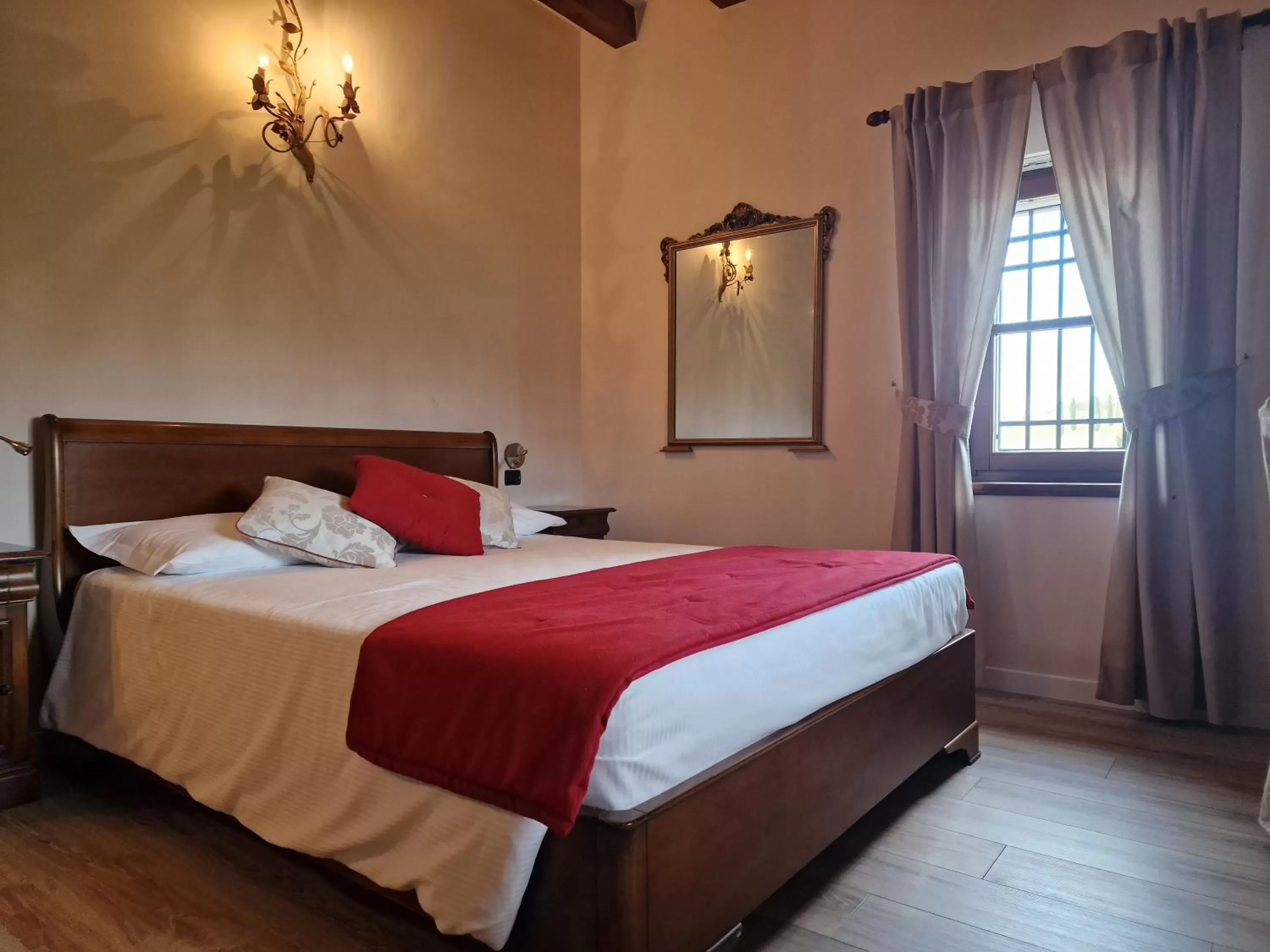 Photo of the whole room, Bed in La Tavernetta Al Castello