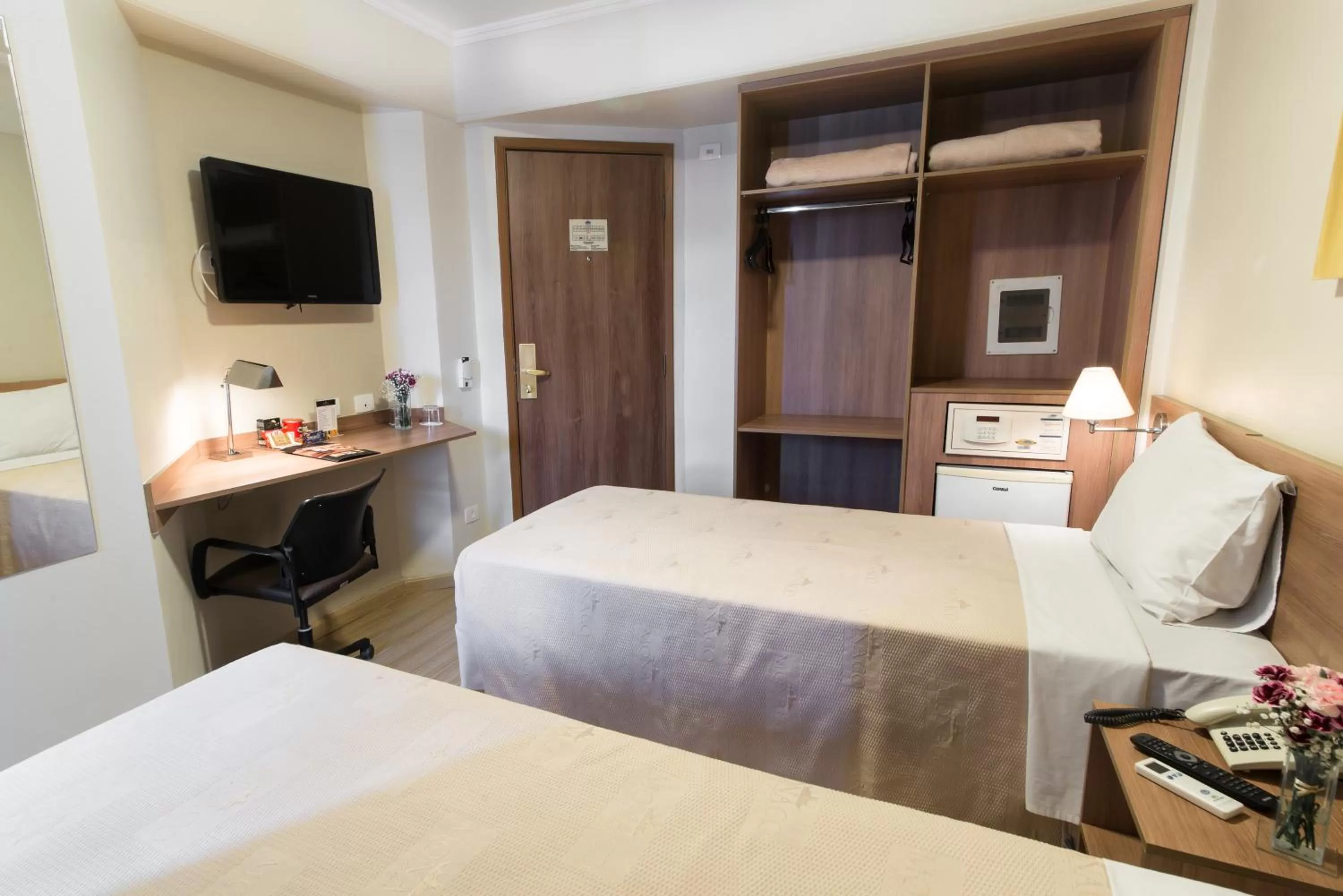 Photo of the whole room, Bed in Summit Hotel Monaco