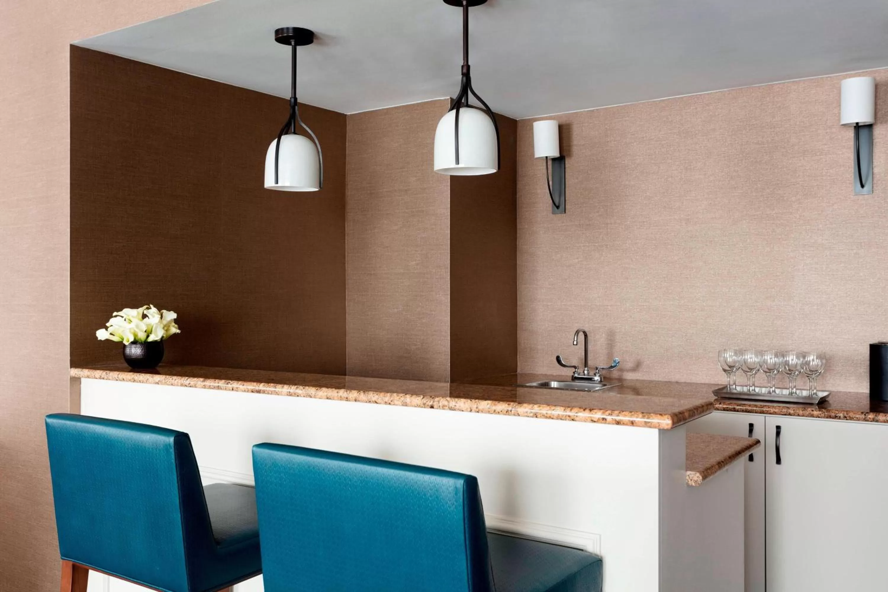 Lounge or bar in Des Moines Marriott Downtown