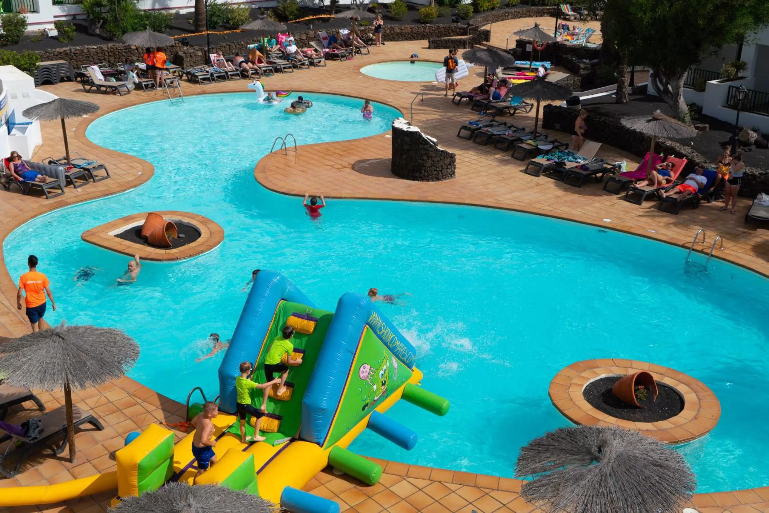 Swimming pool in Apartamentos Galeon Playa