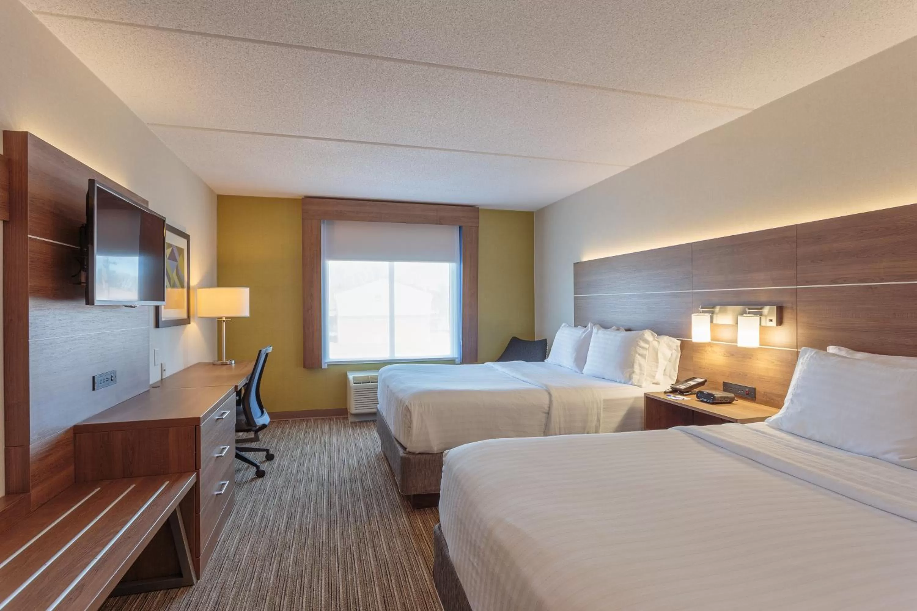 Photo of the whole room, Bed in Holiday Inn Express & Suites - Belleville by IHG
