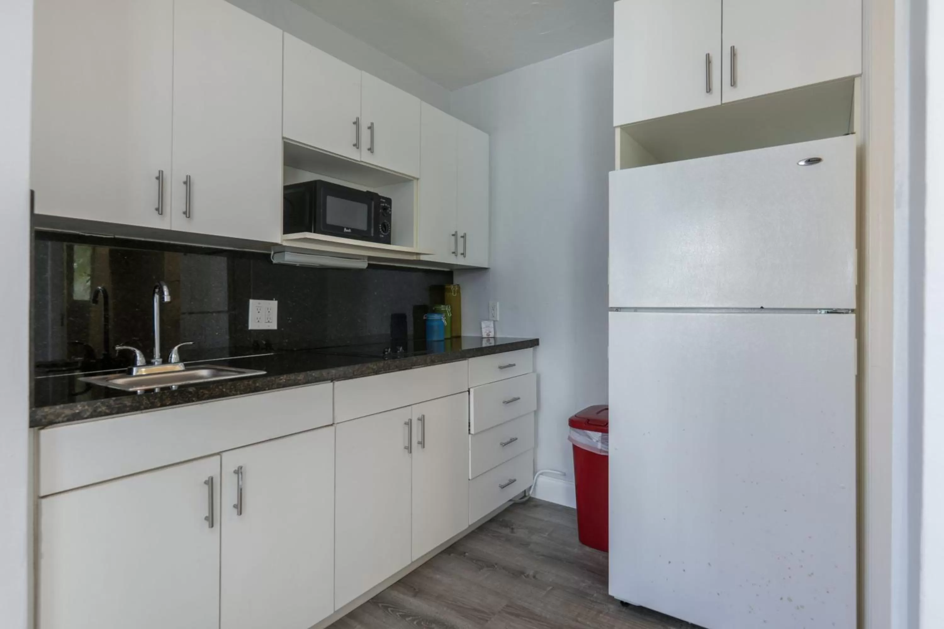 Kitchen or kitchenette in Hollywood Broadwalk Oceanside Hotel
