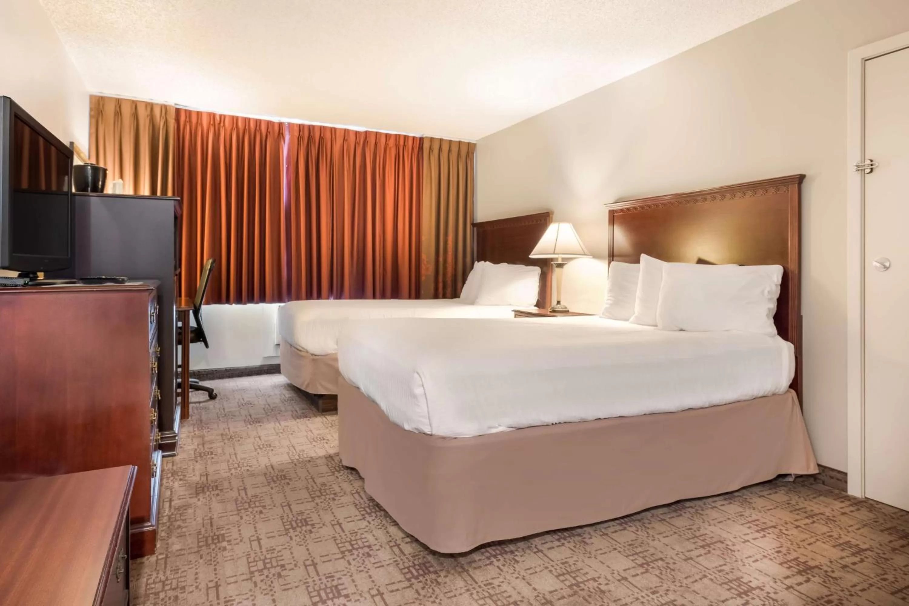 Bedroom, Bed in SureStay Hotel by Best Western Thomson