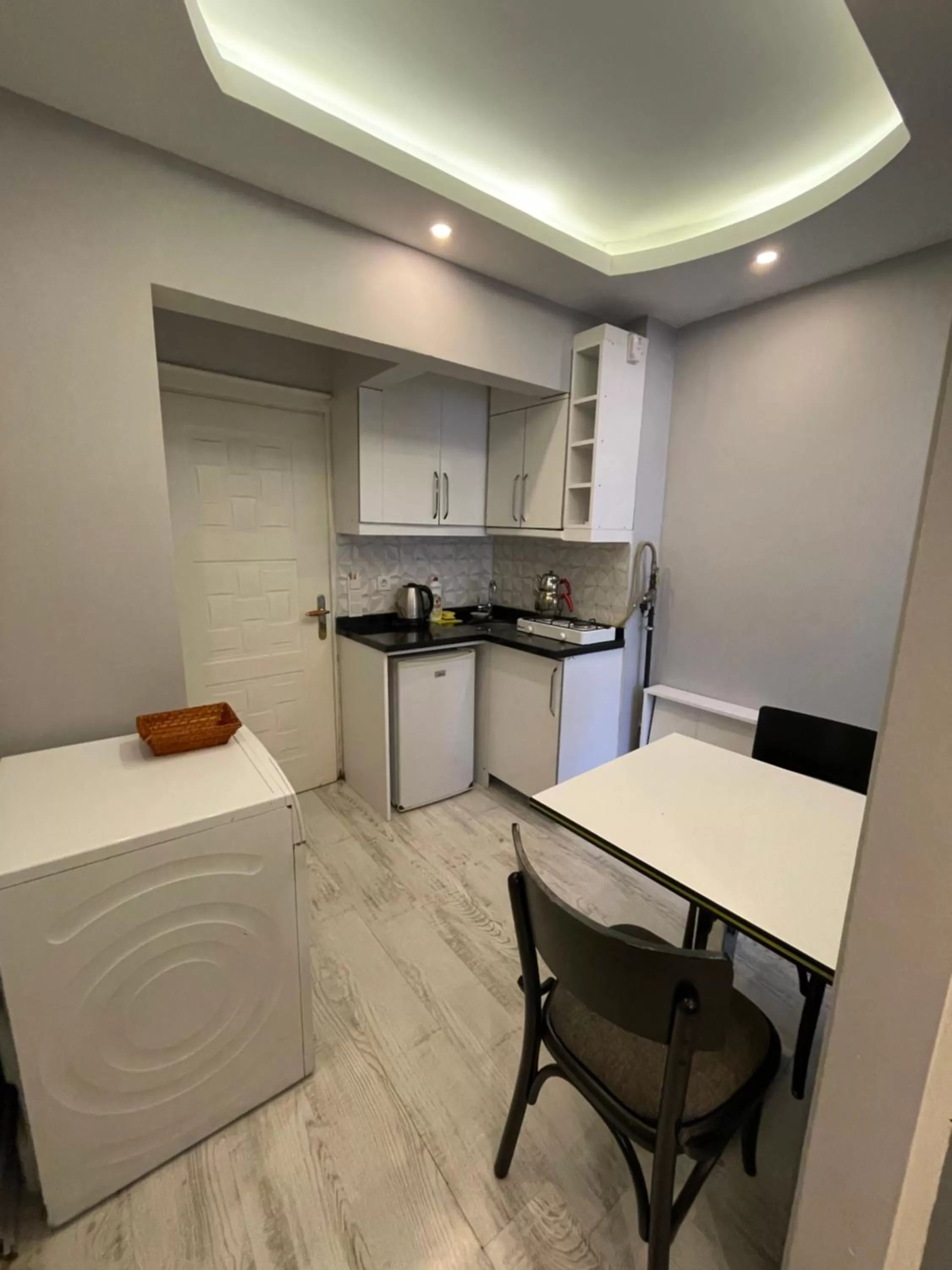 Kitchen/Kitchenette in Arat Apartments