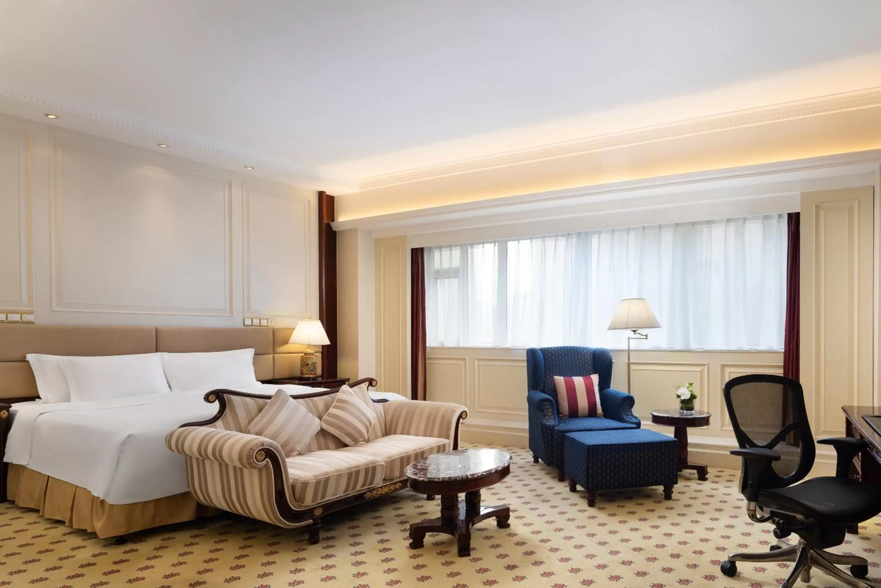 Photo of the whole room in Crowne Plaza Hotel & Suites Landmark Shenzhen, an IHG Hotel - Nearby Luohu Border, Indoor heated swimming pool, Receive RMB100 SPA coupon upon check-in