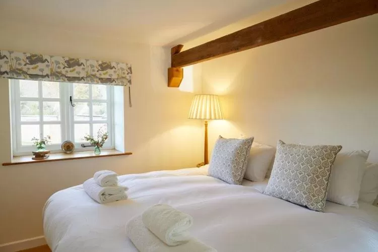 Bedroom, Bed in The Queens Arms