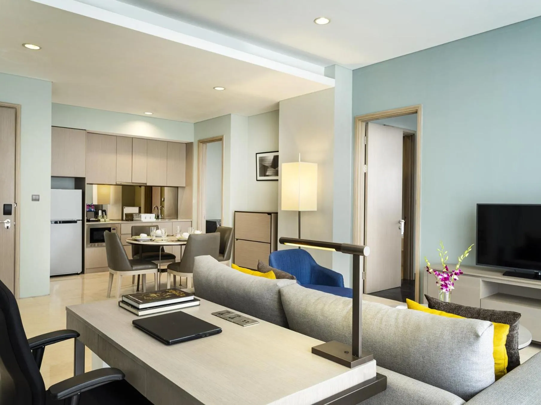 Photo of the whole room, Seating Area in Crowne Plaza Jakarta Residences, an IHG Hotel