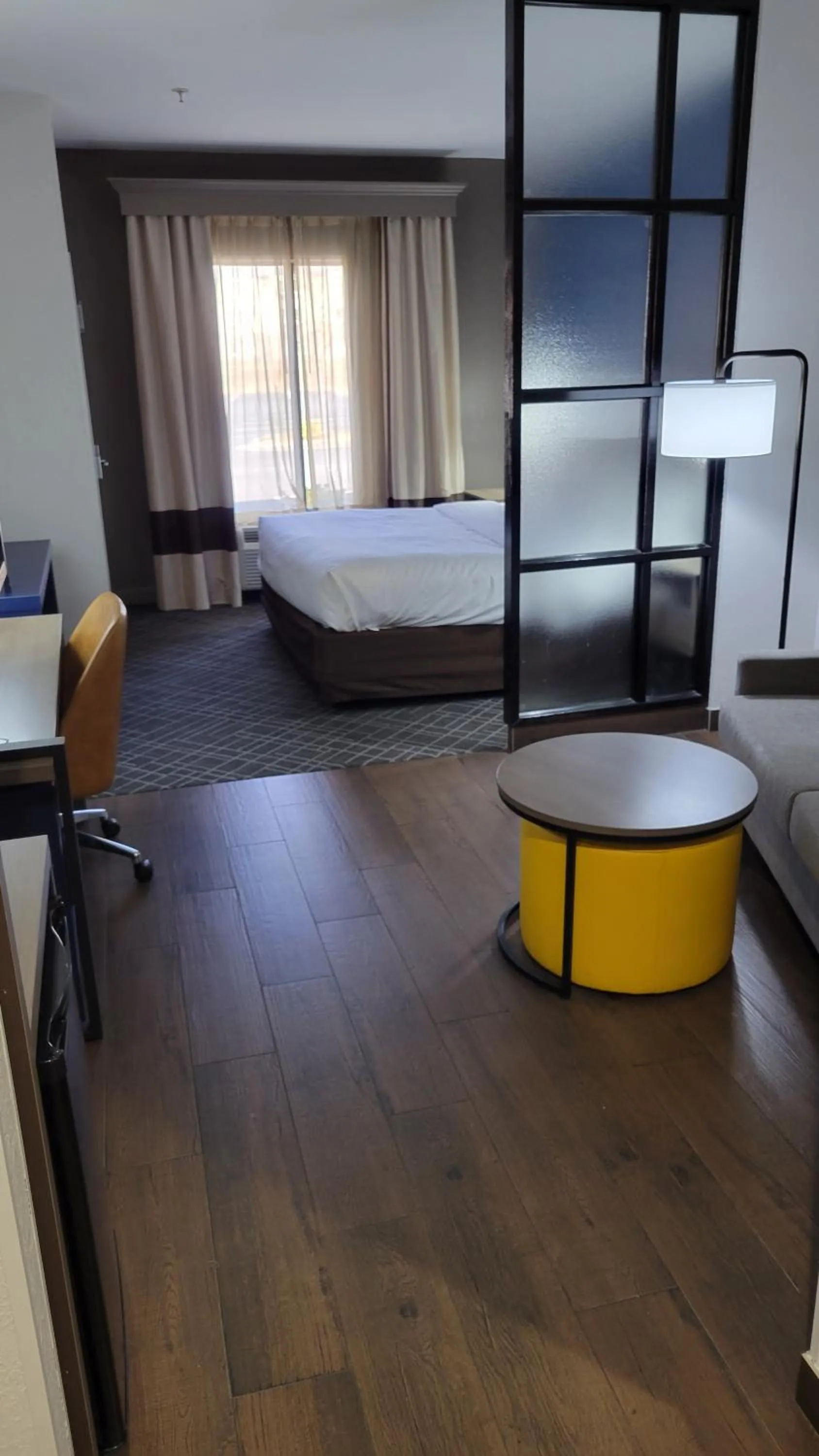 Photo of the whole room, Bed in Comfort Suites Macon Northwest