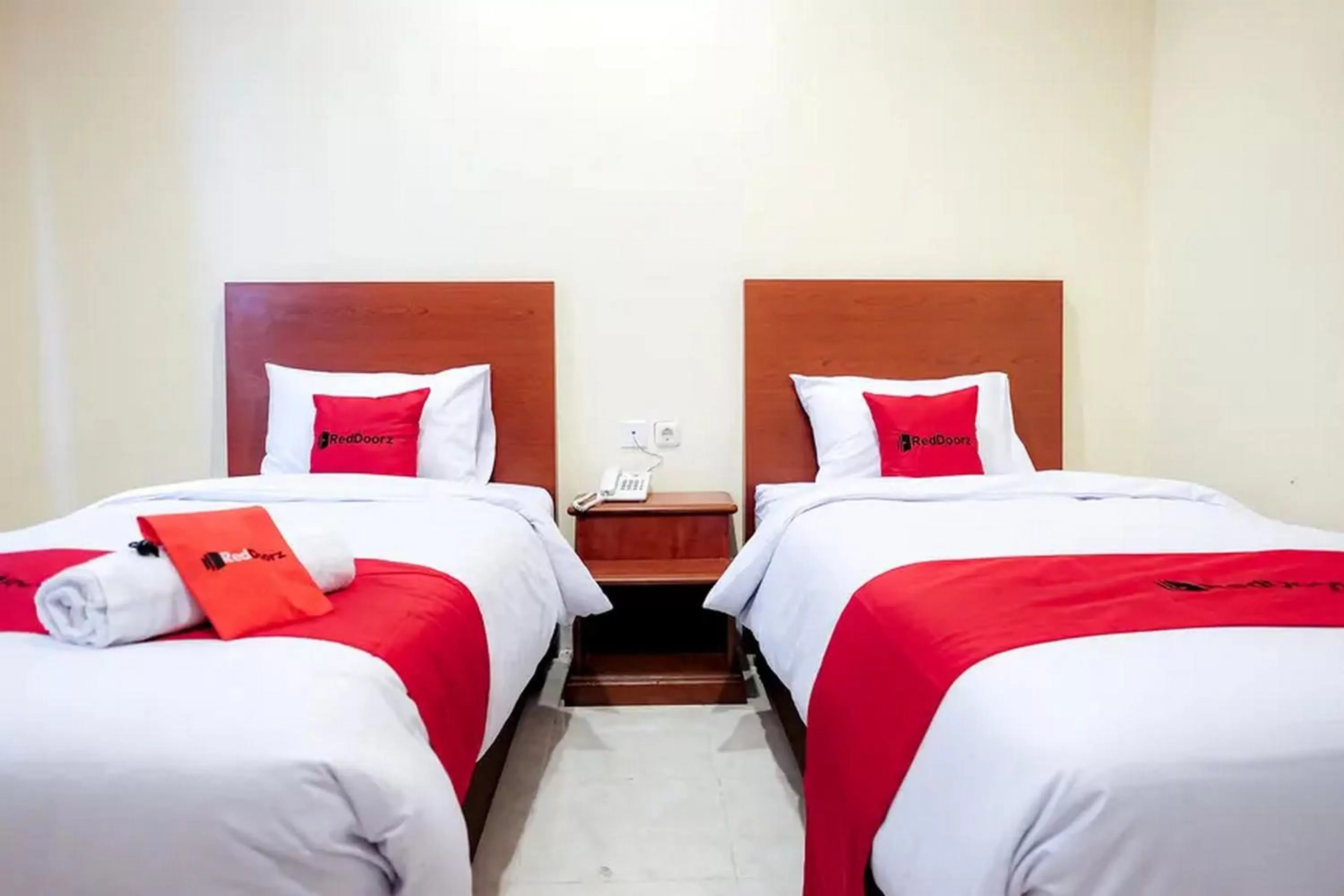 Bed in RedDoorz Plus near Plaza Blok M