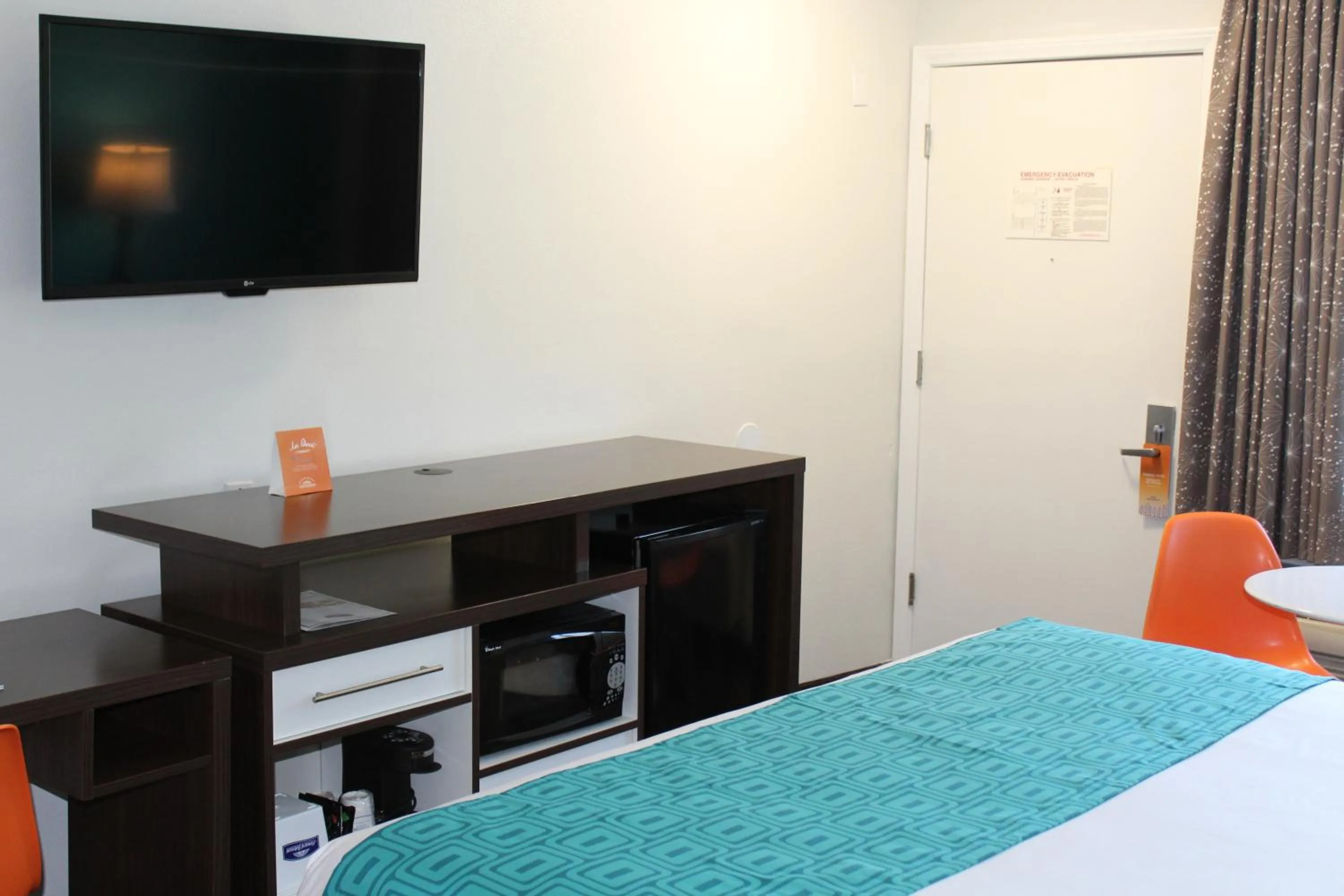 Property building, Bed in Howard Johnson by Wyndham San Diego Hotel Circle