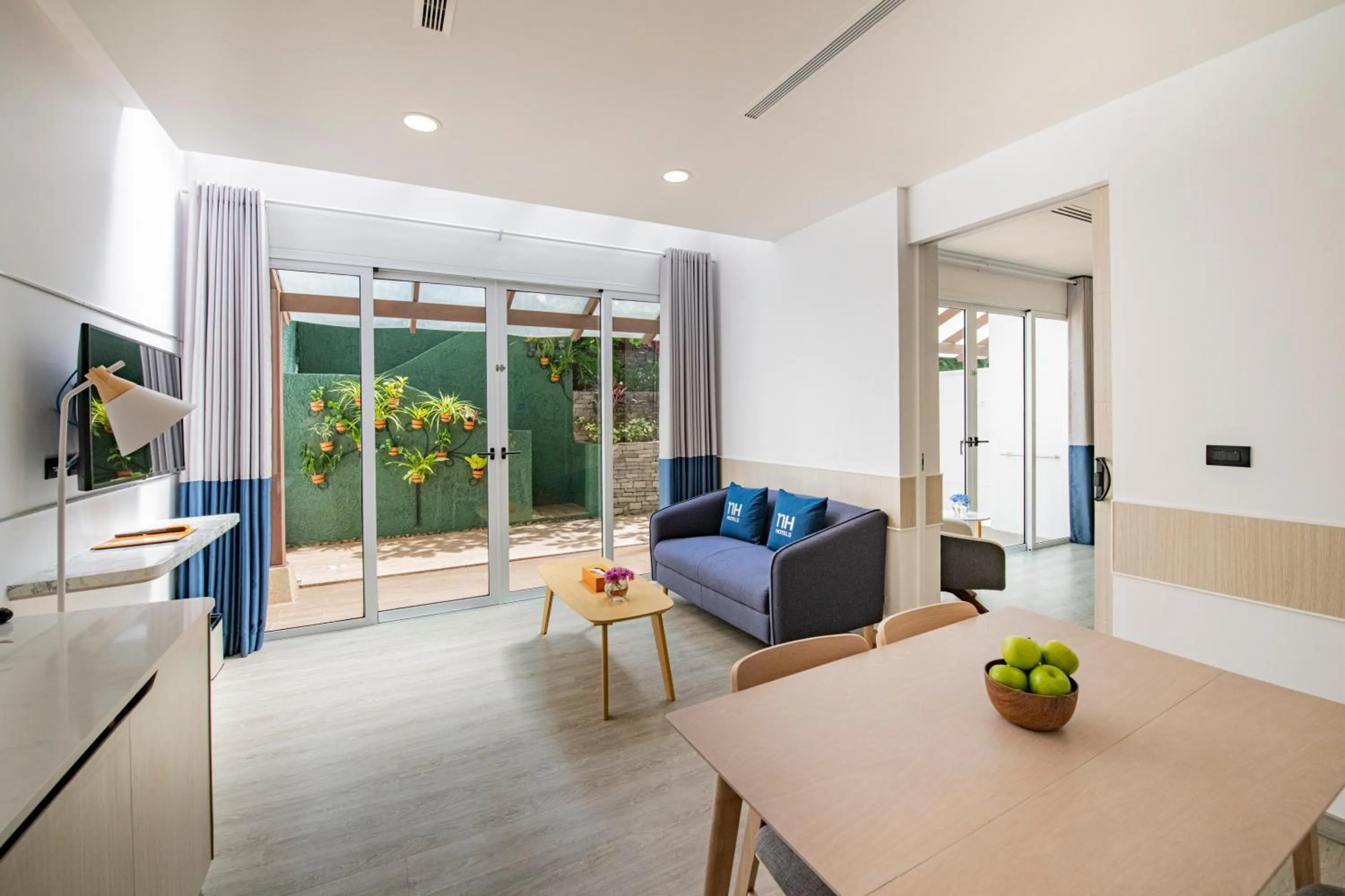 Living room in NH Boat Lagoon Phuket Resort