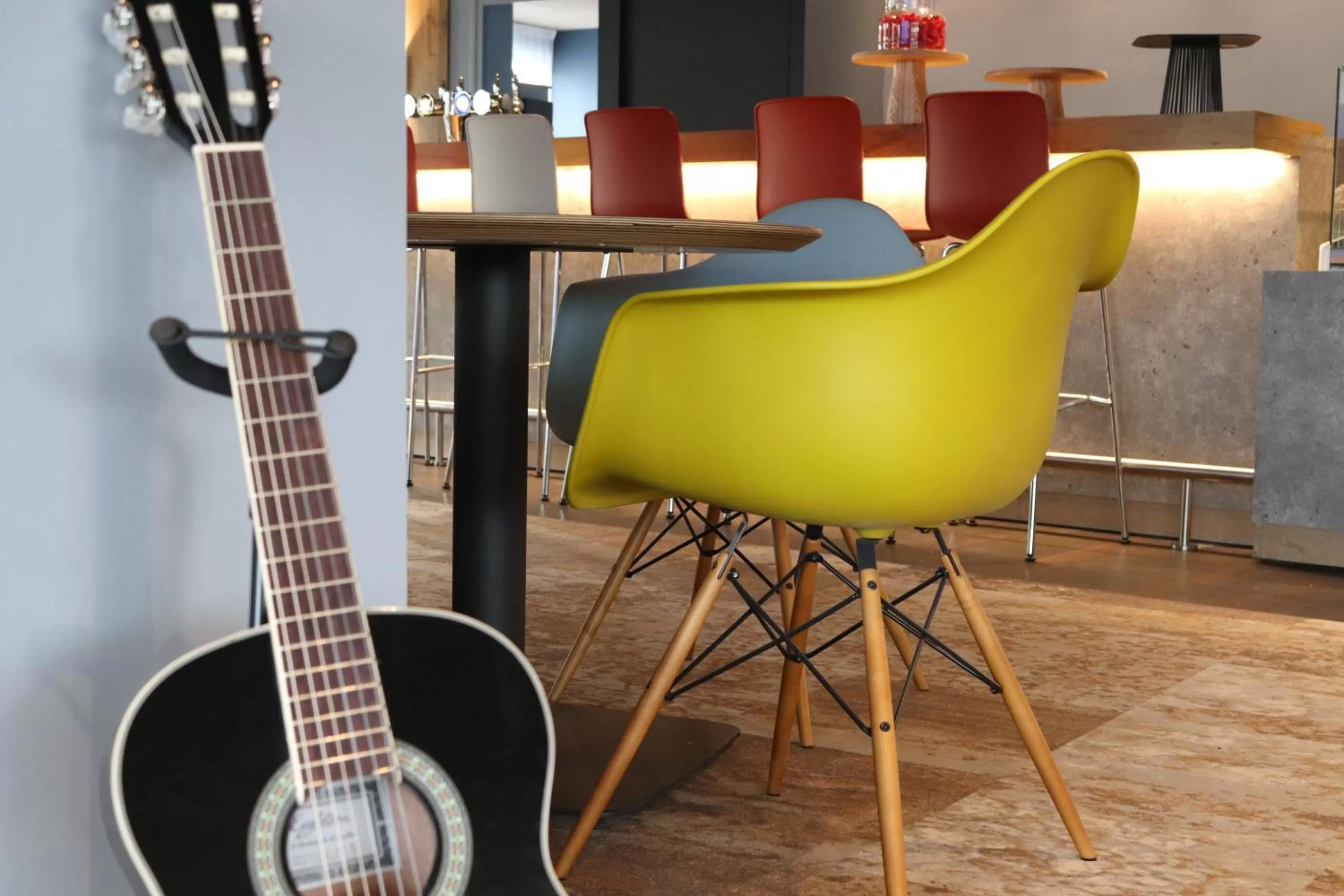 Lounge or bar in ibis Melun