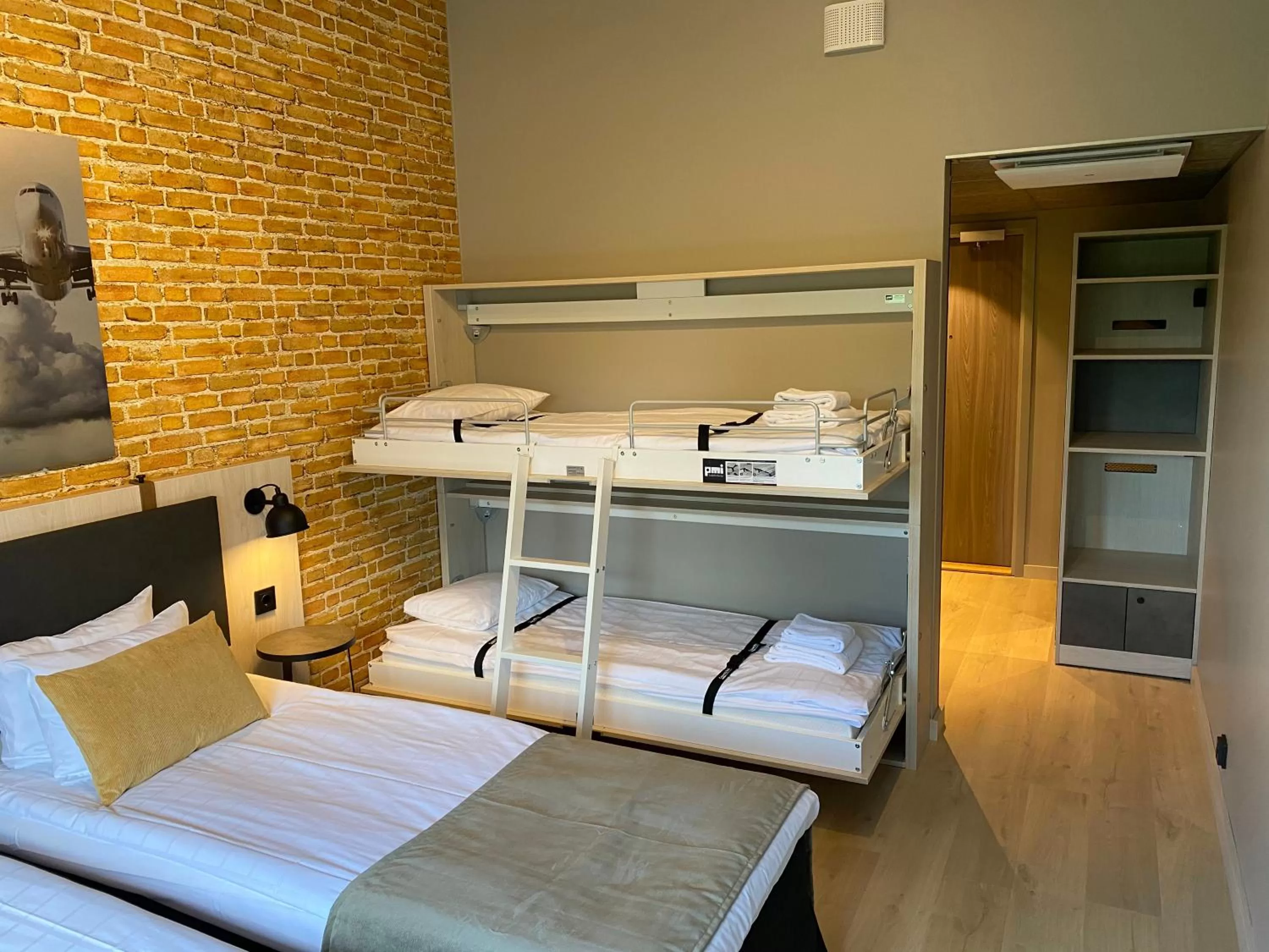 Bedroom, Bed in Skyline Airport Hotel