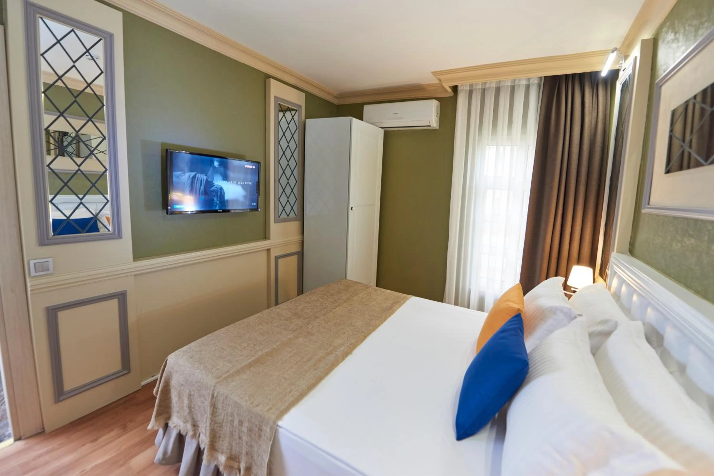 Photo of the whole room, Bed in Sunlight Hotel