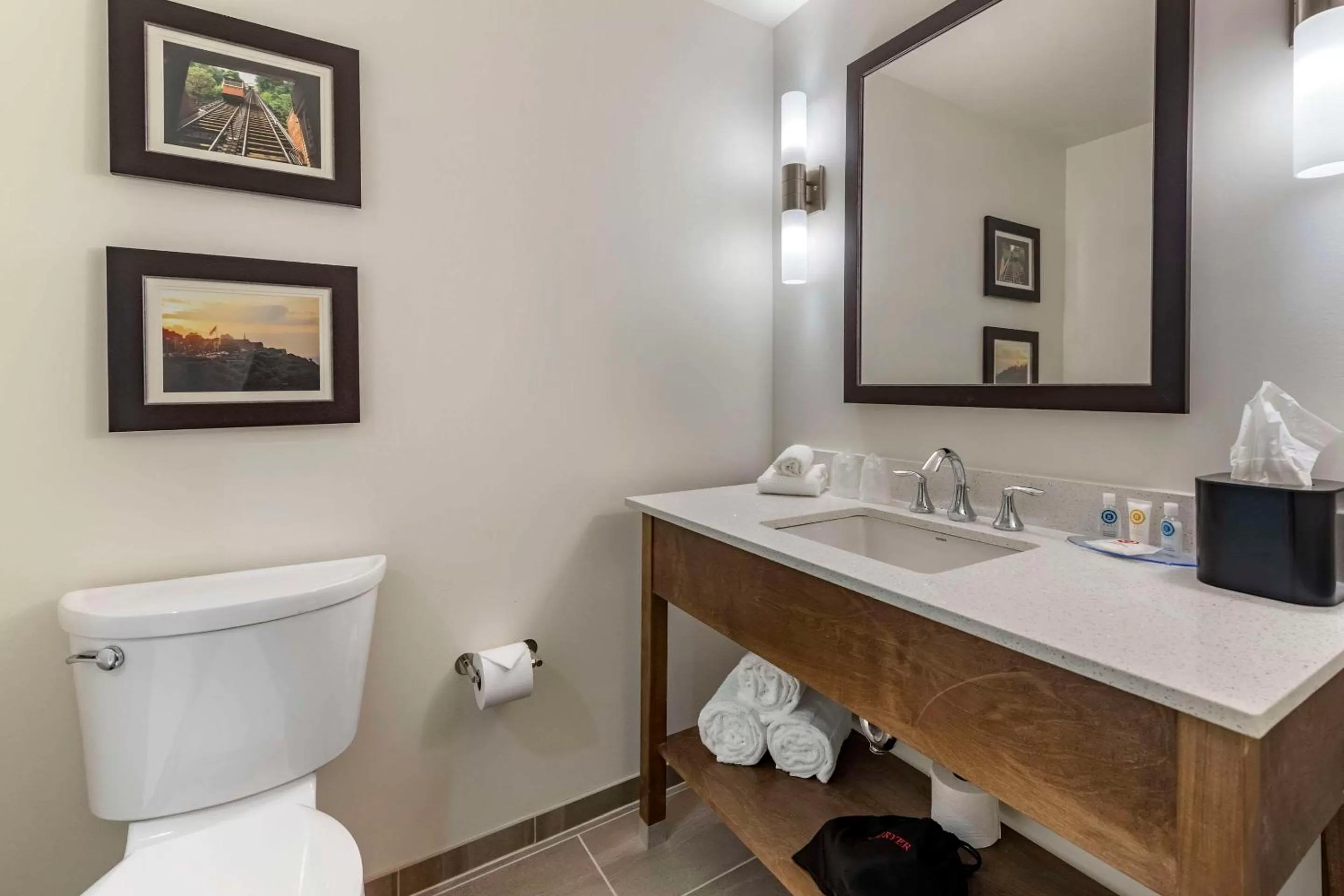 Bathroom in Comfort Inn & Suites Pittsburgh-Northshore
