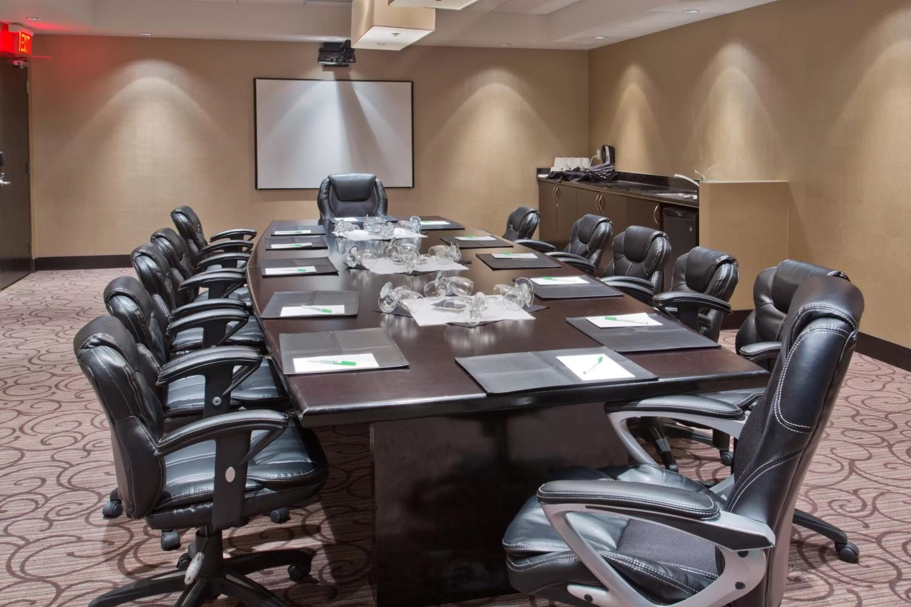 Meeting/conference room in Holiday Inn Hotel & Suites Red Deer by IHG