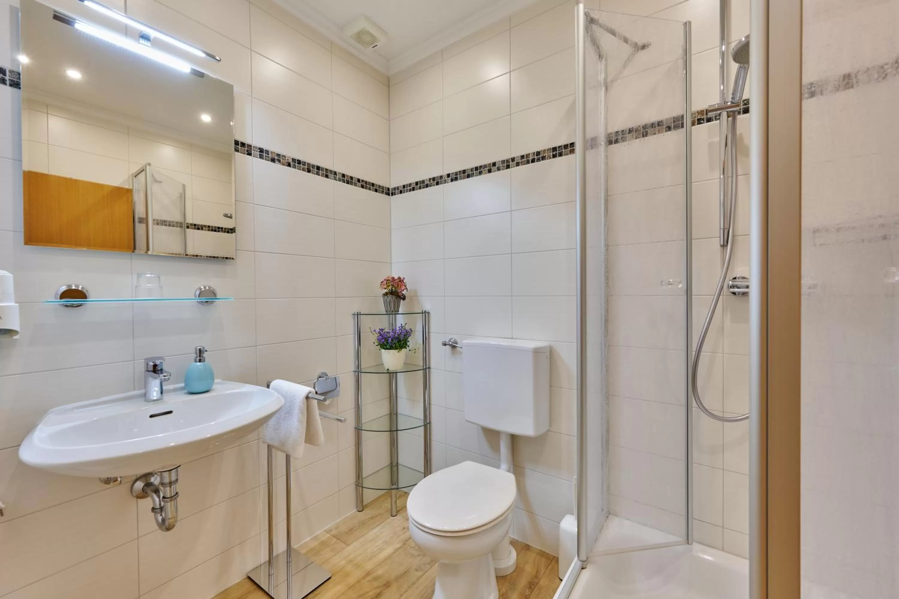 Bathroom in Hotel Restaurant Zum Goldenen Anker mit Hallenbad