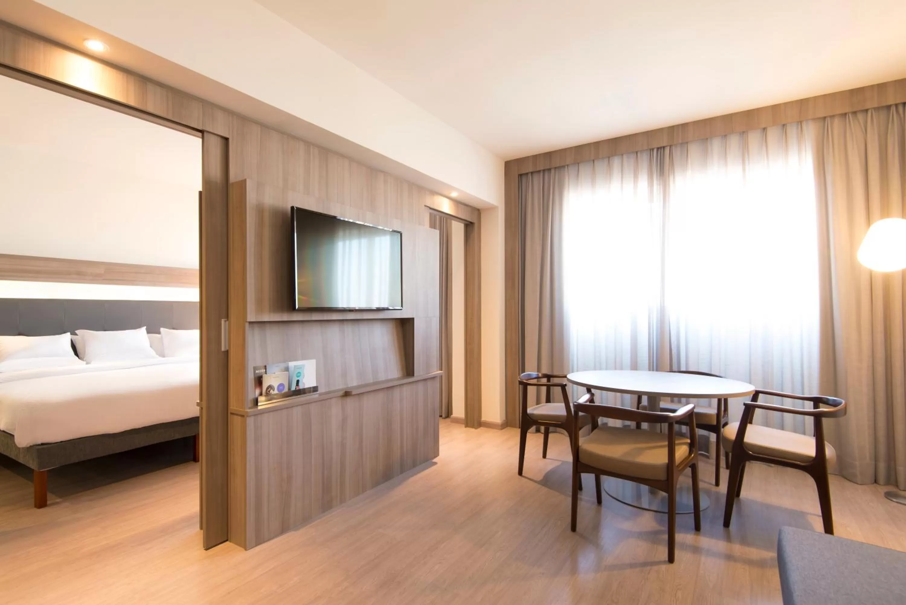 Communal lounge/ TV room, Bed in Novotel São Paulo Berrini