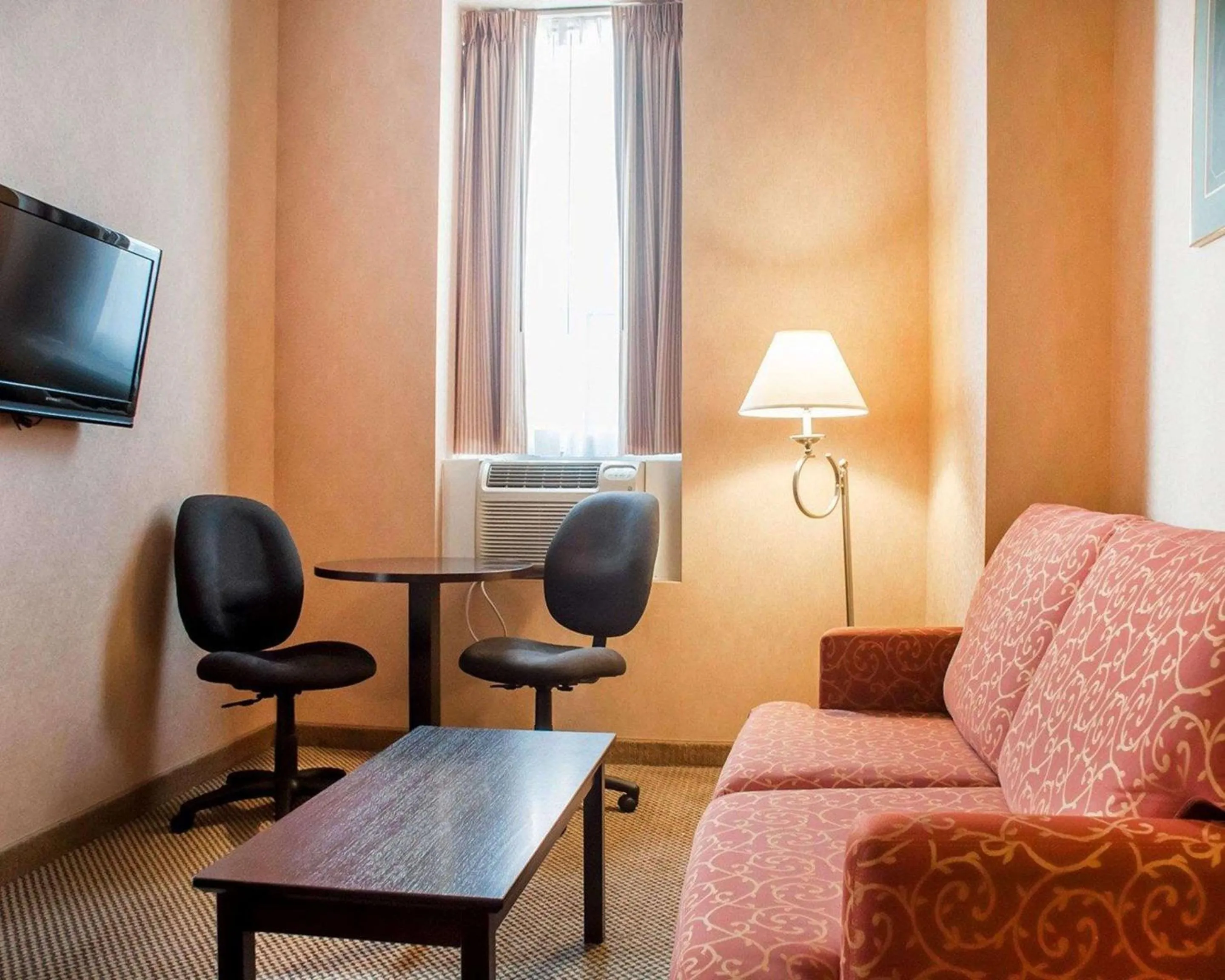 Bedroom, Seating Area in Econo Lodge Woodstock