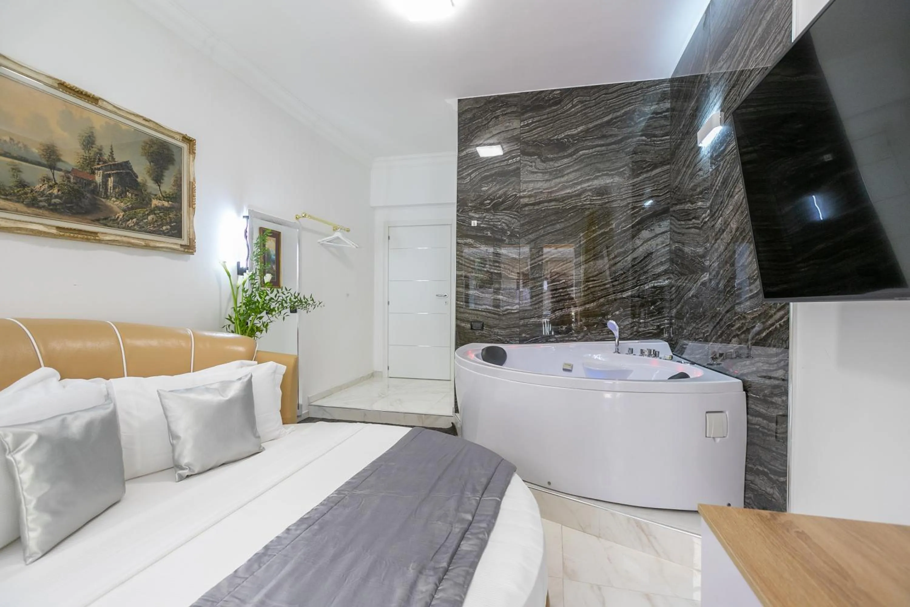 Hot Tub, Bed in Gregorio VII Luxury Suites San Damaso