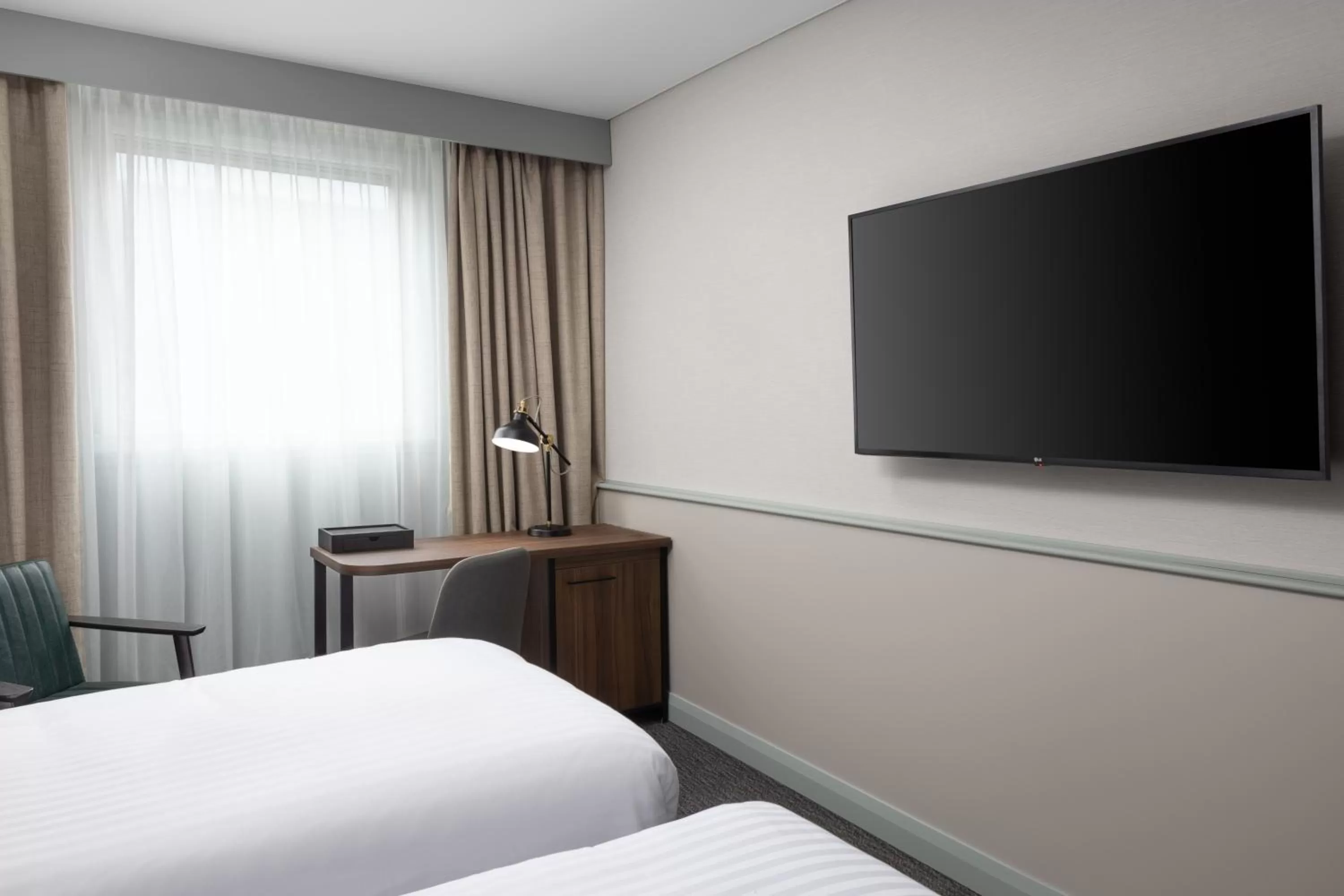 Bedroom, Bed in Four Points by Sheraton Edinburgh